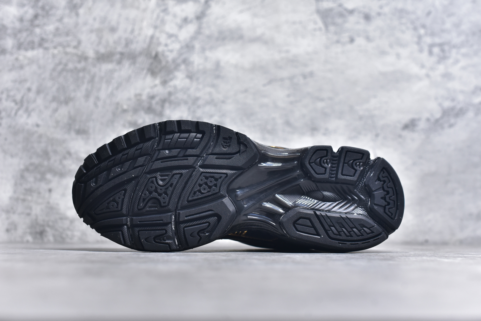 图片[6]-#ASICS GEL-KAYANO 14 亚瑟士K14系列户外复古潮流百搭织物合成革缓震休闲跑步鞋 原装纸板楦头开发 独家私模五层组合大底 原厂定制缓震硅胶加持 原盒原配 官方四联吊牌 原装Ortholite轻量化鞋垫 设计师 Hidenori Yamashita 以「Flash」一词为灵感 创造出未来感金属色鞋面 改造升级内在性能 由内而外全面革新 为 GEL-KAYANO 家族传承及经典跑鞋文化的延续 创下里程碑式作品 K14跑鞋重新诠释了复古的跑步形状 并以其 2000 年代后期的美学理念重新铺装 银色与蓝色的鞋面极为高档 网面铺陈与鞋面、鞋头多处细节位增添了透气性 鞋后跟部中底上以及多密度耐磨鞋底增加了 GEL 缓震胶 提供高抗冲击性、缓冲性、可保护脚部免受地面冲击的影响 穿着舒适性十足 实拍调校N版已经零色差零失真 百分百还原实物色彩所见即所得 不存在货不对板色差等低级问题 选购参考实物拍摄 不混卖不参货 只用心做好货严格选品 承诺混一赔十 尺码：36 36.5 37.5 38 38.5 39 40 40.5 41 42 42.5 43 44 44.5 45-选品中心