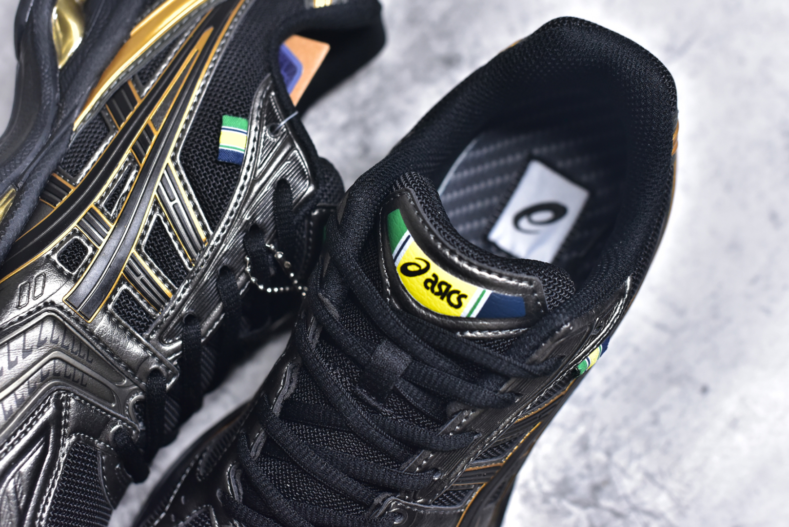 图片[9]-#ASICS GEL-KAYANO 14 亚瑟士K14系列户外复古潮流百搭织物合成革缓震休闲跑步鞋 原装纸板楦头开发 独家私模五层组合大底 原厂定制缓震硅胶加持 原盒原配 官方四联吊牌 原装Ortholite轻量化鞋垫 设计师 Hidenori Yamashita 以「Flash」一词为灵感 创造出未来感金属色鞋面 改造升级内在性能 由内而外全面革新 为 GEL-KAYANO 家族传承及经典跑鞋文化的延续 创下里程碑式作品 K14跑鞋重新诠释了复古的跑步形状 并以其 2000 年代后期的美学理念重新铺装 银色与蓝色的鞋面极为高档 网面铺陈与鞋面、鞋头多处细节位增添了透气性 鞋后跟部中底上以及多密度耐磨鞋底增加了 GEL 缓震胶 提供高抗冲击性、缓冲性、可保护脚部免受地面冲击的影响 穿着舒适性十足 实拍调校N版已经零色差零失真 百分百还原实物色彩所见即所得 不存在货不对板色差等低级问题 选购参考实物拍摄 不混卖不参货 只用心做好货严格选品 承诺混一赔十 尺码：36 36.5 37.5 38 38.5 39 40 40.5 41 42 42.5 43 44 44.5 45-选品中心