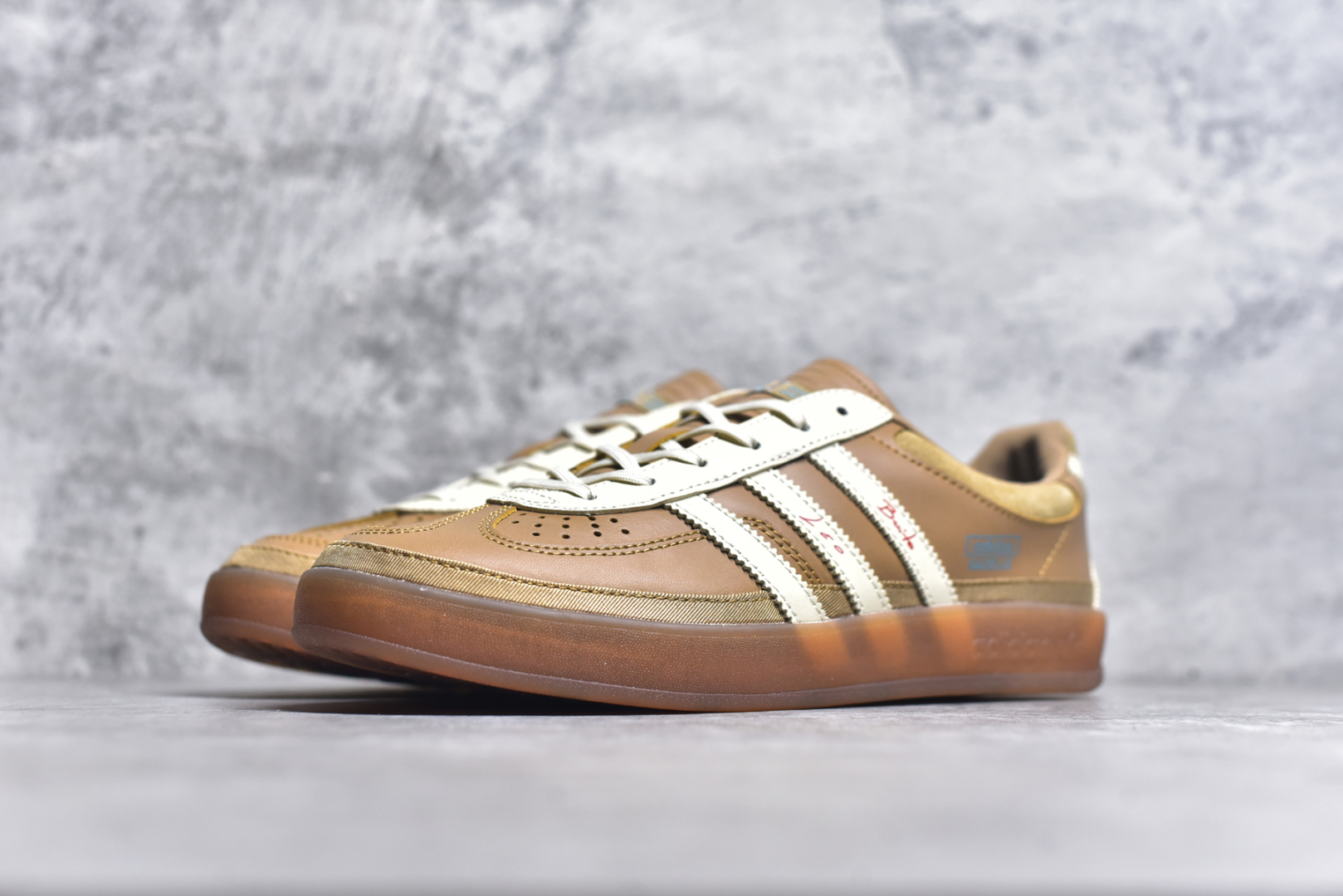图片[2]-#坏痞兔Bad Bunny x AD Gazelle Indoor Trainers 联名羚羊内训系列低帮复古百搭休闲运动德训风板鞋 JR0182 Bad Bunny本人在杂志拍摄时率先上脚带一波节奏，emm，手上拿的杂志封面还是Kylie，看来前女友和布克重新约会，这位哥也还是没放下啊…回到鞋款本身，整体选择了简约的黑白皮革搭配浅灰色长绒麂皮材质，最后以半透明生胶大底收尾，质感在线。不同于以往联名的调色盘操作，Bad Bunny对Gazelle indoor进行了加宽加厚处理，以及鞋头变形的设计，带来全新的歪头面包鞋型Gazelle。此外，鞋款标签直接呈现在后跟处，鞋侧adidas标识下方还加入了\”benito\”字样，辨识度拉满。尺码：35 36 36⅔ 37⅓ 38 38⅔ 39⅓ 40 40⅔ 41⅓ 42 42⅔ 43⅓ 44 44⅔ 45-选品中心