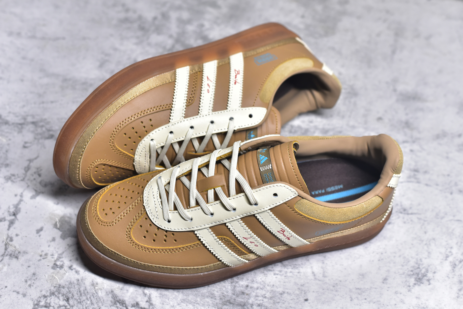 图片[7]-#坏痞兔Bad Bunny x AD Gazelle Indoor Trainers 联名羚羊内训系列低帮复古百搭休闲运动德训风板鞋 JR0182 Bad Bunny本人在杂志拍摄时率先上脚带一波节奏，emm，手上拿的杂志封面还是Kylie，看来前女友和布克重新约会，这位哥也还是没放下啊…回到鞋款本身，整体选择了简约的黑白皮革搭配浅灰色长绒麂皮材质，最后以半透明生胶大底收尾，质感在线。不同于以往联名的调色盘操作，Bad Bunny对Gazelle indoor进行了加宽加厚处理，以及鞋头变形的设计，带来全新的歪头面包鞋型Gazelle。此外，鞋款标签直接呈现在后跟处，鞋侧adidas标识下方还加入了\”benito\”字样，辨识度拉满。尺码：35 36 36⅔ 37⅓ 38 38⅔ 39⅓ 40 40⅔ 41⅓ 42 42⅔ 43⅓ 44 44⅔ 45-选品中心