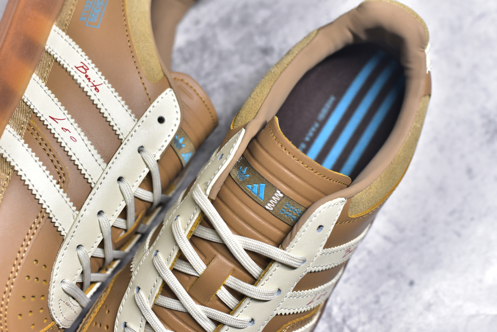 图片[9]-#坏痞兔Bad Bunny x AD Gazelle Indoor Trainers 联名羚羊内训系列低帮复古百搭休闲运动德训风板鞋 JR0182 Bad Bunny本人在杂志拍摄时率先上脚带一波节奏，emm，手上拿的杂志封面还是Kylie，看来前女友和布克重新约会，这位哥也还是没放下啊…回到鞋款本身，整体选择了简约的黑白皮革搭配浅灰色长绒麂皮材质，最后以半透明生胶大底收尾，质感在线。不同于以往联名的调色盘操作，Bad Bunny对Gazelle indoor进行了加宽加厚处理，以及鞋头变形的设计，带来全新的歪头面包鞋型Gazelle。此外，鞋款标签直接呈现在后跟处，鞋侧adidas标识下方还加入了\”benito\”字样，辨识度拉满。尺码：35 36 36⅔ 37⅓ 38 38⅔ 39⅓ 40 40⅔ 41⅓ 42 42⅔ 43⅓ 44 44⅔ 45-选品中心