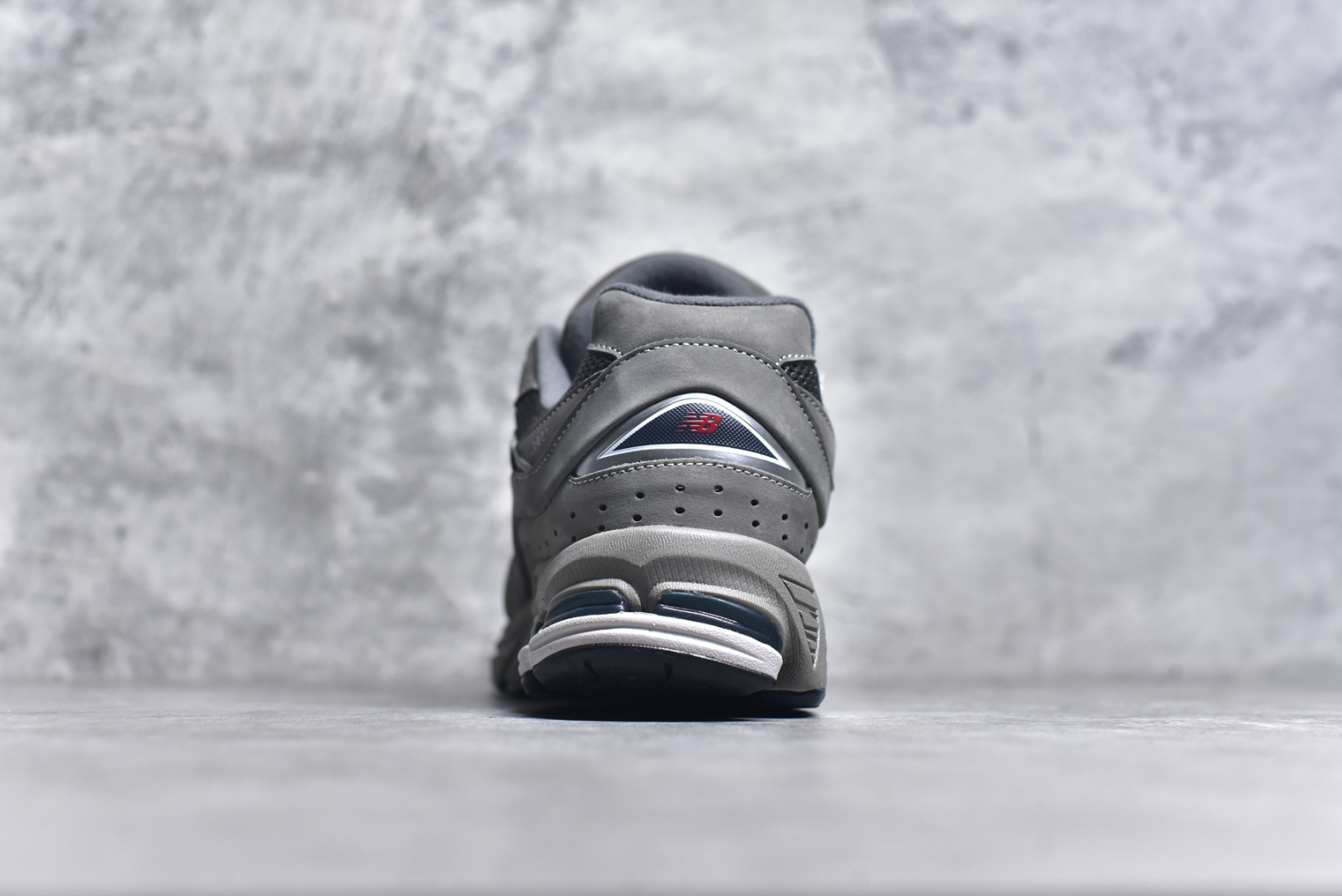 图片[5]-#＃M纯原 New Balance ML2002RA 经典灰 NB新百伦潮流复古织物皮革减震防滑耐磨轻便低帮跑步鞋 原档数据独立私模大底 唯一正确六层组合大底 RB前软后硬 百分百还原原鞋脚感 基于市场现有版本全新升级调整 NB市场最强产物 全网最全配色加持 全套原楦原纸板原厂数据开发 全鞋电脑针车加持 原厂网布 原装进口头层翻毛皮料正确绒感卡色 正确中底拉帮中底网布细节 一比一手工擦旧效果 冲裁组合 匠心打造 耗时两个月开发完成 工艺极其复杂难度可想而知 高端零售专供产物 尺码：35.5 36 37 37.5 38 38.5 39.5 40 40.5 41.5 42 42.5 43 44 44.5 45 45.5 46.5 47 47.5-选品中心