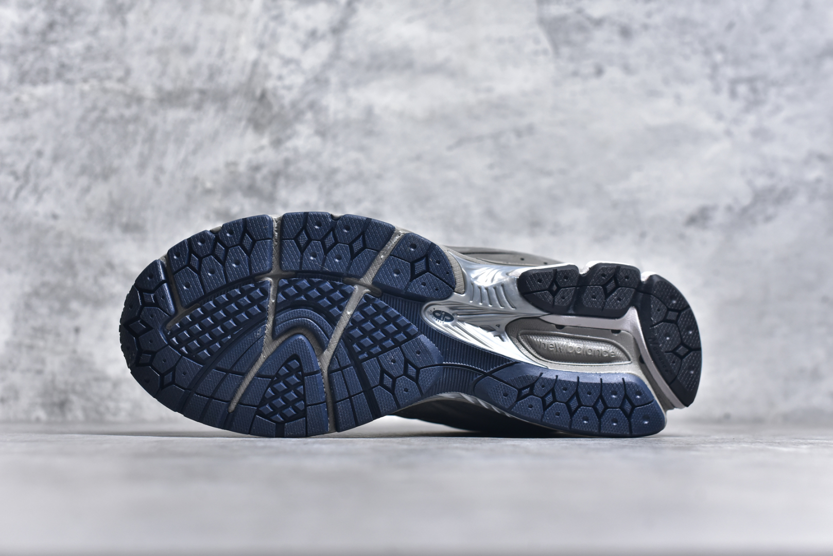 图片[6]-#＃M纯原 New Balance ML2002RA 经典灰 NB新百伦潮流复古织物皮革减震防滑耐磨轻便低帮跑步鞋 原档数据独立私模大底 唯一正确六层组合大底 RB前软后硬 百分百还原原鞋脚感 基于市场现有版本全新升级调整 NB市场最强产物 全网最全配色加持 全套原楦原纸板原厂数据开发 全鞋电脑针车加持 原厂网布 原装进口头层翻毛皮料正确绒感卡色 正确中底拉帮中底网布细节 一比一手工擦旧效果 冲裁组合 匠心打造 耗时两个月开发完成 工艺极其复杂难度可想而知 高端零售专供产物 尺码：35.5 36 37 37.5 38 38.5 39.5 40 40.5 41.5 42 42.5 43 44 44.5 45 45.5 46.5 47 47.5-选品中心