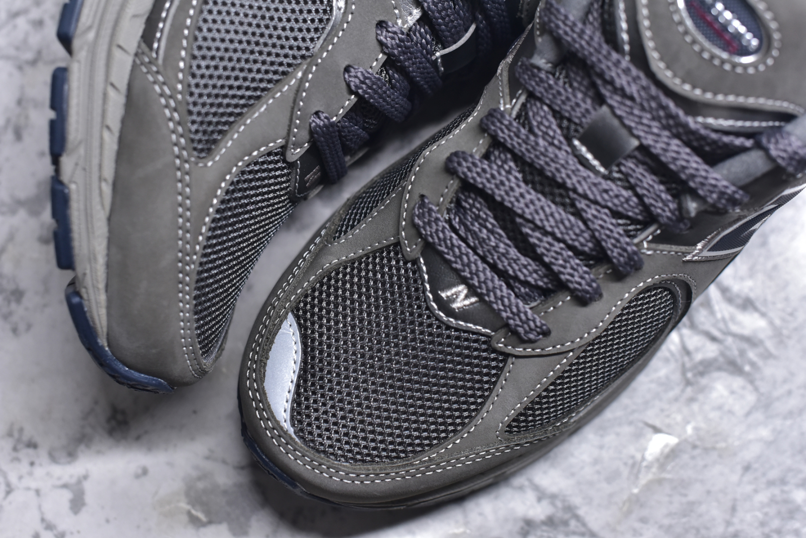 图片[8]-#＃M纯原 New Balance ML2002RA 经典灰 NB新百伦潮流复古织物皮革减震防滑耐磨轻便低帮跑步鞋 原档数据独立私模大底 唯一正确六层组合大底 RB前软后硬 百分百还原原鞋脚感 基于市场现有版本全新升级调整 NB市场最强产物 全网最全配色加持 全套原楦原纸板原厂数据开发 全鞋电脑针车加持 原厂网布 原装进口头层翻毛皮料正确绒感卡色 正确中底拉帮中底网布细节 一比一手工擦旧效果 冲裁组合 匠心打造 耗时两个月开发完成 工艺极其复杂难度可想而知 高端零售专供产物 尺码：35.5 36 37 37.5 38 38.5 39.5 40 40.5 41.5 42 42.5 43 44 44.5 45 45.5 46.5 47 47.5-选品中心