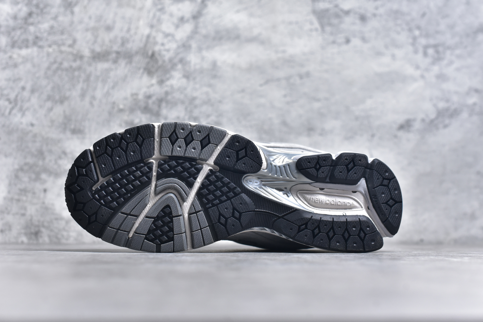 图片[6]-＃M纯原 New Balance ML2002R0 云雾灰 NB新百伦潮流复古织物皮革减震防滑耐磨轻便低帮跑步鞋 原档数据独立私模大底 唯一正确六层组合大底 RB前软后硬 百分百还原原鞋脚感 基于市场现有版本全新升级调整 NB市场最强产物 全网最全配色加持 全套原楦原纸板原厂数据开发 全鞋电脑针车加持 原厂网布 原装进口头层翻毛皮料正确绒感卡色 正确中底拉帮中底网布细节 一比一手工擦旧效果 冲裁组合 匠心打造 耗时两个月开发完成 工艺极其复杂难度可想而知 高端零售专供产物 尺码：35.5 36 37 37.5 38 38.5 39.5 40 40.5 41.5 42 42.5 43 44 44.5 45 45.5 46.5 47 47.5-选品中心