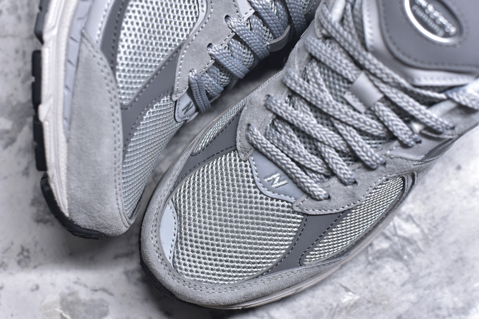 图片[8]-＃M纯原 New Balance ML2002R0 云雾灰 NB新百伦潮流复古织物皮革减震防滑耐磨轻便低帮跑步鞋 原档数据独立私模大底 唯一正确六层组合大底 RB前软后硬 百分百还原原鞋脚感 基于市场现有版本全新升级调整 NB市场最强产物 全网最全配色加持 全套原楦原纸板原厂数据开发 全鞋电脑针车加持 原厂网布 原装进口头层翻毛皮料正确绒感卡色 正确中底拉帮中底网布细节 一比一手工擦旧效果 冲裁组合 匠心打造 耗时两个月开发完成 工艺极其复杂难度可想而知 高端零售专供产物 尺码：35.5 36 37 37.5 38 38.5 39.5 40 40.5 41.5 42 42.5 43 44 44.5 45 45.5 46.5 47 47.5-选品中心