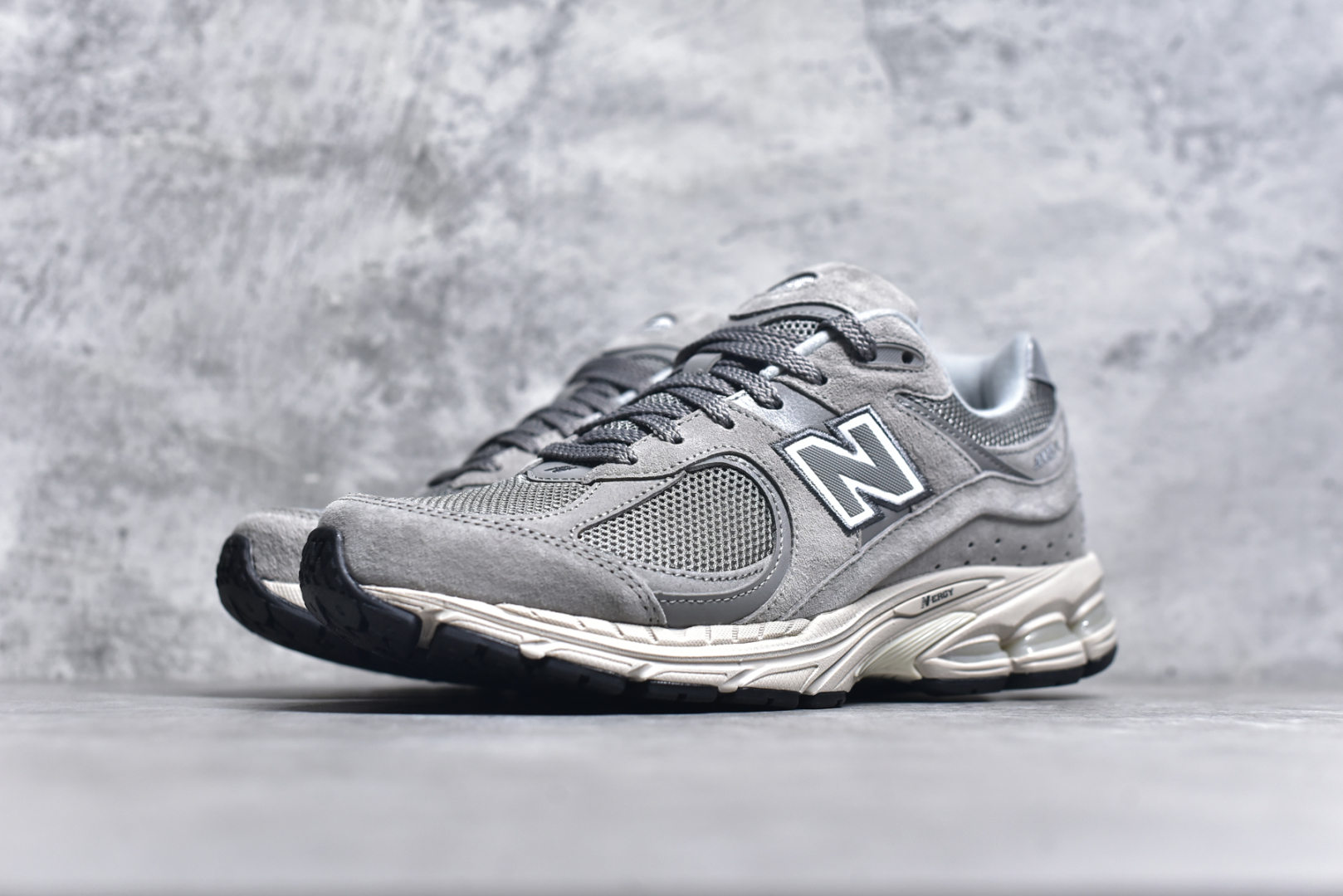图片[2]-#M纯原 New Balance ML2002RC 元祖灰 NB新百伦潮流复古织物皮革减震防滑耐磨轻便低帮跑步鞋 原档数据独立私模大底 唯一正确六层组合大底 RB前软后硬 百分百还原原鞋脚感 基于市场现有版本全新升级调整 NB市场最强产物 全网最全配色加持 全套原楦原纸板原厂数据开发 全鞋电脑针车加持 原厂网布 原装进口头层翻毛皮料正确绒感卡色 正确中底拉帮中底网布细节 一比一手工擦旧效果 冲裁组合 匠心打造 耗时两个月开发完成 工艺极其复杂难度可想而知 高端零售专供产物 尺码：35.5 36 37 37.5 38 38.5 39.5 40 40.5 41.5 42 42.5 43 44 44.5 45 45.5 46.5 47 47.5-选品中心