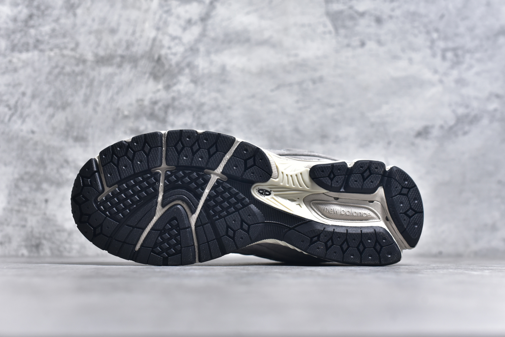 图片[6]-#M纯原 New Balance ML2002RC 元祖灰 NB新百伦潮流复古织物皮革减震防滑耐磨轻便低帮跑步鞋 原档数据独立私模大底 唯一正确六层组合大底 RB前软后硬 百分百还原原鞋脚感 基于市场现有版本全新升级调整 NB市场最强产物 全网最全配色加持 全套原楦原纸板原厂数据开发 全鞋电脑针车加持 原厂网布 原装进口头层翻毛皮料正确绒感卡色 正确中底拉帮中底网布细节 一比一手工擦旧效果 冲裁组合 匠心打造 耗时两个月开发完成 工艺极其复杂难度可想而知 高端零售专供产物 尺码：35.5 36 37 37.5 38 38.5 39.5 40 40.5 41.5 42 42.5 43 44 44.5 45 45.5 46.5 47 47.5-选品中心