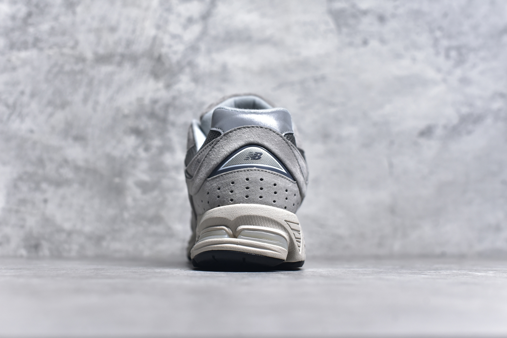 图片[5]-#M纯原 New Balance ML2002RC 元祖灰 NB新百伦潮流复古织物皮革减震防滑耐磨轻便低帮跑步鞋 原档数据独立私模大底 唯一正确六层组合大底 RB前软后硬 百分百还原原鞋脚感 基于市场现有版本全新升级调整 NB市场最强产物 全网最全配色加持 全套原楦原纸板原厂数据开发 全鞋电脑针车加持 原厂网布 原装进口头层翻毛皮料正确绒感卡色 正确中底拉帮中底网布细节 一比一手工擦旧效果 冲裁组合 匠心打造 耗时两个月开发完成 工艺极其复杂难度可想而知 高端零售专供产物 尺码：35.5 36 37 37.5 38 38.5 39.5 40 40.5 41.5 42 42.5 43 44 44.5 45 45.5 46.5 47 47.5-选品中心