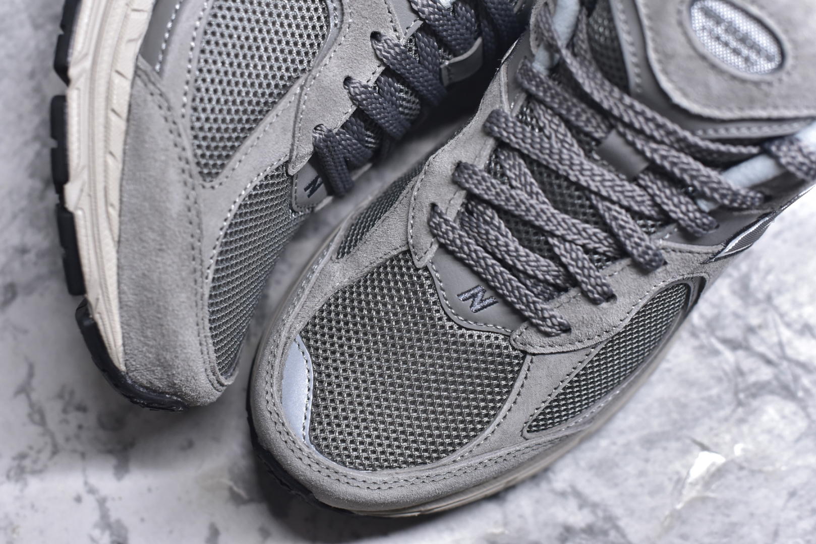 图片[8]-#M纯原 New Balance ML2002RC 元祖灰 NB新百伦潮流复古织物皮革减震防滑耐磨轻便低帮跑步鞋 原档数据独立私模大底 唯一正确六层组合大底 RB前软后硬 百分百还原原鞋脚感 基于市场现有版本全新升级调整 NB市场最强产物 全网最全配色加持 全套原楦原纸板原厂数据开发 全鞋电脑针车加持 原厂网布 原装进口头层翻毛皮料正确绒感卡色 正确中底拉帮中底网布细节 一比一手工擦旧效果 冲裁组合 匠心打造 耗时两个月开发完成 工艺极其复杂难度可想而知 高端零售专供产物 尺码：35.5 36 37 37.5 38 38.5 39.5 40 40.5 41.5 42 42.5 43 44 44.5 45 45.5 46.5 47 47.5-选品中心