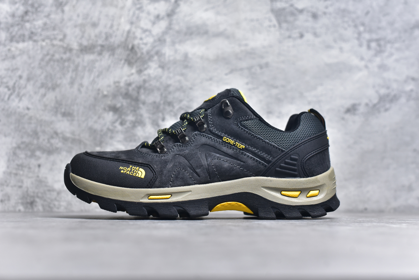 #The North Face 北面 乐斯菲斯户外运动休闲登山鞋越野徒步鞋 #广东大厂品质 面料采用进口磨砂牛皮 鞋底采用Vibram黄金大底 专门为鞋底设计的橡胶以出色的耐磨性 良好的防滑性或得不少户外运动爱好者的喜欢 专业户外登山品牌（北面）The North Face自1966年创立，由两位热爱登山徒步的年轻登山者于美西旧金山开创，不断透过研发与创新，并且将最先进的技术结合在服装与鞋款设计，生产多种外型帅气且专业能力非常强的户外运动装备而备受欢迎。 尺码：39-44 （运动码）-选品中心
