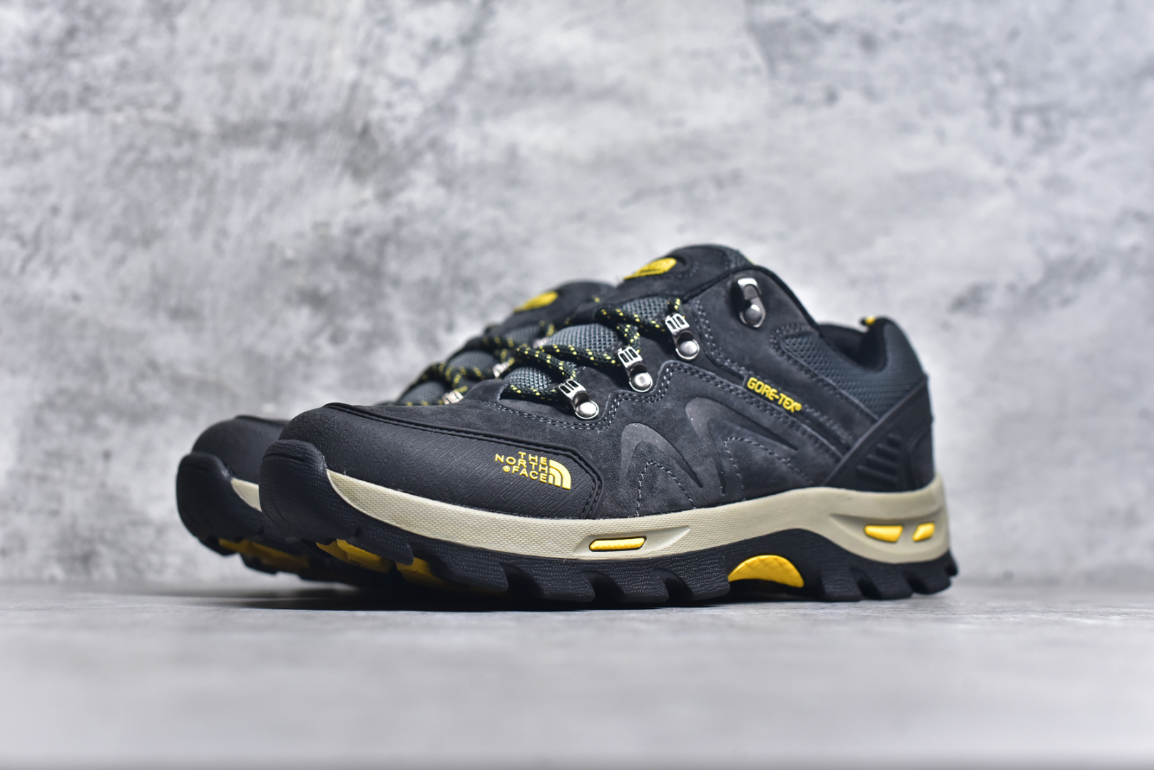 图片[2]-#The North Face 北面 乐斯菲斯户外运动休闲登山鞋越野徒步鞋 #广东大厂品质 面料采用进口磨砂牛皮 鞋底采用Vibram黄金大底 专门为鞋底设计的橡胶以出色的耐磨性 良好的防滑性或得不少户外运动爱好者的喜欢 专业户外登山品牌（北面）The North Face自1966年创立，由两位热爱登山徒步的年轻登山者于美西旧金山开创，不断透过研发与创新，并且将最先进的技术结合在服装与鞋款设计，生产多种外型帅气且专业能力非常强的户外运动装备而备受欢迎。 尺码：39-44 （运动码）-选品中心