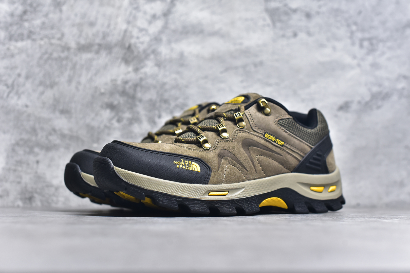 图片[2]-#The North Face 北面 乐斯菲斯户外运动休闲登山鞋越野徒步鞋 #广东大厂品质 面料采用进口磨砂牛皮 鞋底采用Vibram黄金大底 专门为鞋底设计的橡胶以出色的耐磨性 良好的防滑性或得不少户外运动爱好者的喜欢 专业户外登山品牌（北面）The North Face自1966年创立，由两位热爱登山徒步的年轻登山者于美西旧金山开创，不断透过研发与创新，并且将最先进的技术结合在服装与鞋款设计，生产多种外型帅气且专业能力非常强的户外运动装备而备受欢迎。 尺码：39-44 （运动码）-选品中心