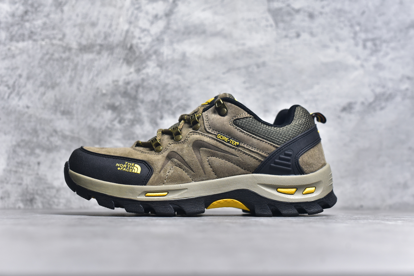 #The North Face 北面 乐斯菲斯户外运动休闲登山鞋越野徒步鞋 #广东大厂品质 面料采用进口磨砂牛皮 鞋底采用Vibram黄金大底 专门为鞋底设计的橡胶以出色的耐磨性 良好的防滑性或得不少户外运动爱好者的喜欢 专业户外登山品牌（北面）The North Face自1966年创立，由两位热爱登山徒步的年轻登山者于美西旧金山开创，不断透过研发与创新，并且将最先进的技术结合在服装与鞋款设计，生产多种外型帅气且专业能力非常强的户外运动装备而备受欢迎。 尺码：39-44 （运动码）-选品中心
