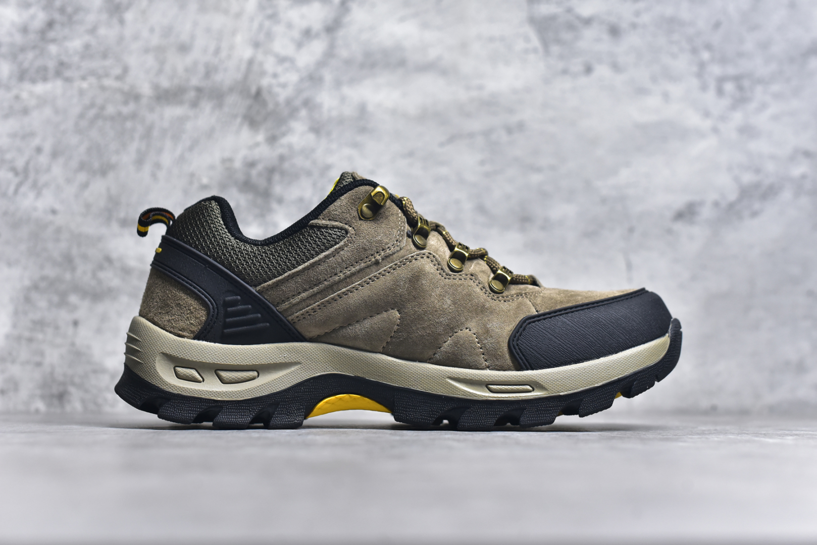 图片[3]-#The North Face 北面 乐斯菲斯户外运动休闲登山鞋越野徒步鞋 #广东大厂品质 面料采用进口磨砂牛皮 鞋底采用Vibram黄金大底 专门为鞋底设计的橡胶以出色的耐磨性 良好的防滑性或得不少户外运动爱好者的喜欢 专业户外登山品牌（北面）The North Face自1966年创立，由两位热爱登山徒步的年轻登山者于美西旧金山开创，不断透过研发与创新，并且将最先进的技术结合在服装与鞋款设计，生产多种外型帅气且专业能力非常强的户外运动装备而备受欢迎。 尺码：39-44 （运动码）-选品中心