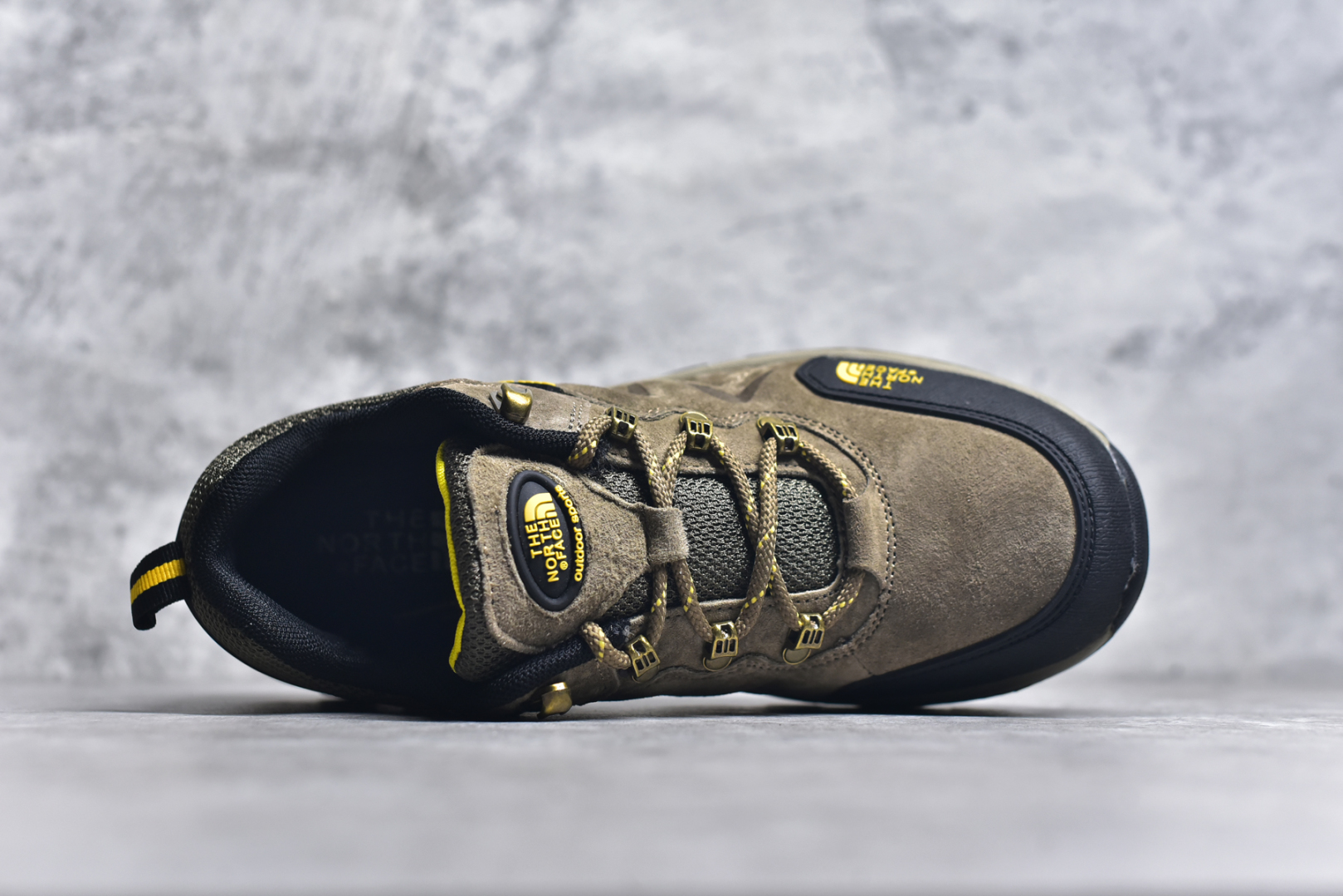 图片[4]-#The North Face 北面 乐斯菲斯户外运动休闲登山鞋越野徒步鞋 #广东大厂品质 面料采用进口磨砂牛皮 鞋底采用Vibram黄金大底 专门为鞋底设计的橡胶以出色的耐磨性 良好的防滑性或得不少户外运动爱好者的喜欢 专业户外登山品牌（北面）The North Face自1966年创立，由两位热爱登山徒步的年轻登山者于美西旧金山开创，不断透过研发与创新，并且将最先进的技术结合在服装与鞋款设计，生产多种外型帅气且专业能力非常强的户外运动装备而备受欢迎。 尺码：39-44 （运动码）-选品中心