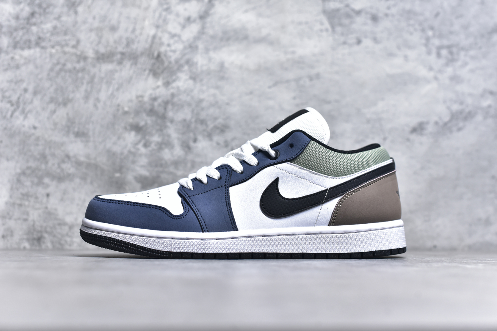 #K版 Air Jordan AJ1 Low 低帮 蓝白棕 HV5973-101 全新流水线出品 DT版本唯一平替选择 市场第二梯队最强版 全部原鞋开发 原楦原纸板开发 全鞋电脑针车 原厂内置全掌气垫 原盒内在原标 唯一Zp原版鞋带绑法 免检产品 全新2022版型 全头层皮料 完美零毛边处理 原厂配置全掌气垫 价格定位良心 几十个配色陆续出货 实拍调校N版已经零色差零失真 百分百还原实物色彩所见即所得 不存在货不对板色差等低级问题 选购参考实物拍摄 不混卖不参货 只用心做好货严格选品 承诺混一赔十 尺码：36 36.5 37.5 38 38.5 39 40 40.5 41 42 42.5 43 44 44.5 45-选品中心