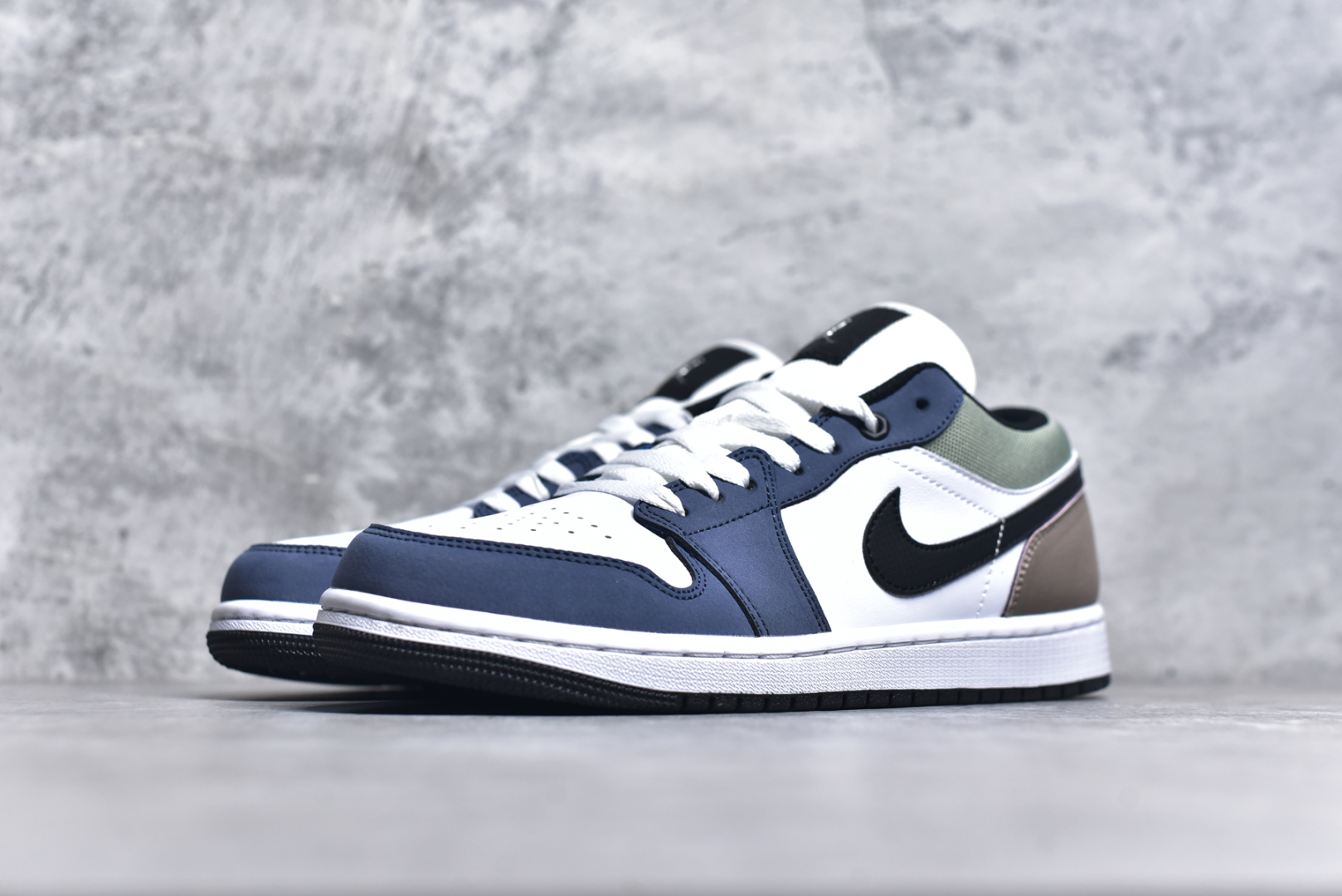图片[2]-#K版 Air Jordan AJ1 Low 低帮 蓝白棕 HV5973-101 全新流水线出品 DT版本唯一平替选择 市场第二梯队最强版 全部原鞋开发 原楦原纸板开发 全鞋电脑针车 原厂内置全掌气垫 原盒内在原标 唯一Zp原版鞋带绑法 免检产品 全新2022版型 全头层皮料 完美零毛边处理 原厂配置全掌气垫 价格定位良心 几十个配色陆续出货 实拍调校N版已经零色差零失真 百分百还原实物色彩所见即所得 不存在货不对板色差等低级问题 选购参考实物拍摄 不混卖不参货 只用心做好货严格选品 承诺混一赔十 尺码：36 36.5 37.5 38 38.5 39 40 40.5 41 42 42.5 43 44 44.5 45-选品中心