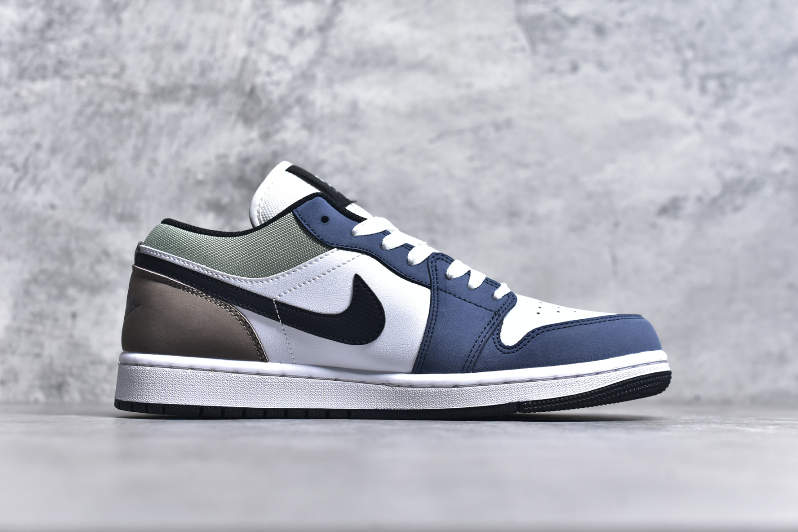 图片[3]-#K版 Air Jordan AJ1 Low 低帮 蓝白棕 HV5973-101 全新流水线出品 DT版本唯一平替选择 市场第二梯队最强版 全部原鞋开发 原楦原纸板开发 全鞋电脑针车 原厂内置全掌气垫 原盒内在原标 唯一Zp原版鞋带绑法 免检产品 全新2022版型 全头层皮料 完美零毛边处理 原厂配置全掌气垫 价格定位良心 几十个配色陆续出货 实拍调校N版已经零色差零失真 百分百还原实物色彩所见即所得 不存在货不对板色差等低级问题 选购参考实物拍摄 不混卖不参货 只用心做好货严格选品 承诺混一赔十 尺码：36 36.5 37.5 38 38.5 39 40 40.5 41 42 42.5 43 44 44.5 45-选品中心