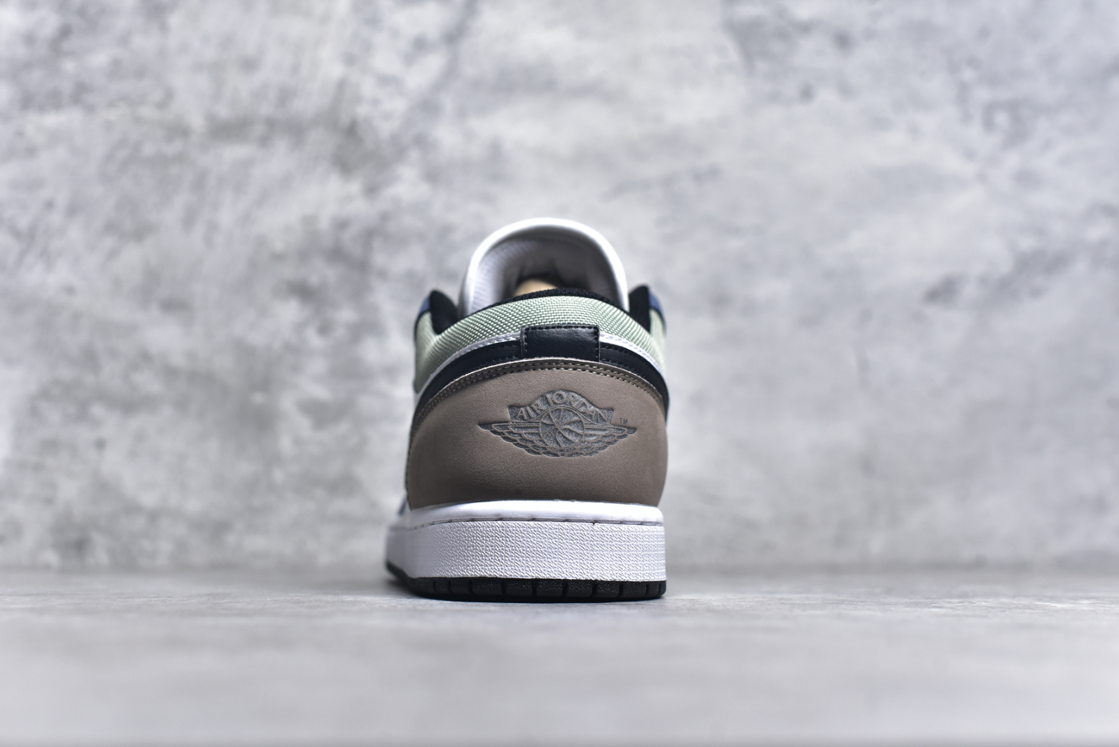 图片[5]-#K版 Air Jordan AJ1 Low 低帮 蓝白棕 HV5973-101 全新流水线出品 DT版本唯一平替选择 市场第二梯队最强版 全部原鞋开发 原楦原纸板开发 全鞋电脑针车 原厂内置全掌气垫 原盒内在原标 唯一Zp原版鞋带绑法 免检产品 全新2022版型 全头层皮料 完美零毛边处理 原厂配置全掌气垫 价格定位良心 几十个配色陆续出货 实拍调校N版已经零色差零失真 百分百还原实物色彩所见即所得 不存在货不对板色差等低级问题 选购参考实物拍摄 不混卖不参货 只用心做好货严格选品 承诺混一赔十 尺码：36 36.5 37.5 38 38.5 39 40 40.5 41 42 42.5 43 44 44.5 45-选品中心