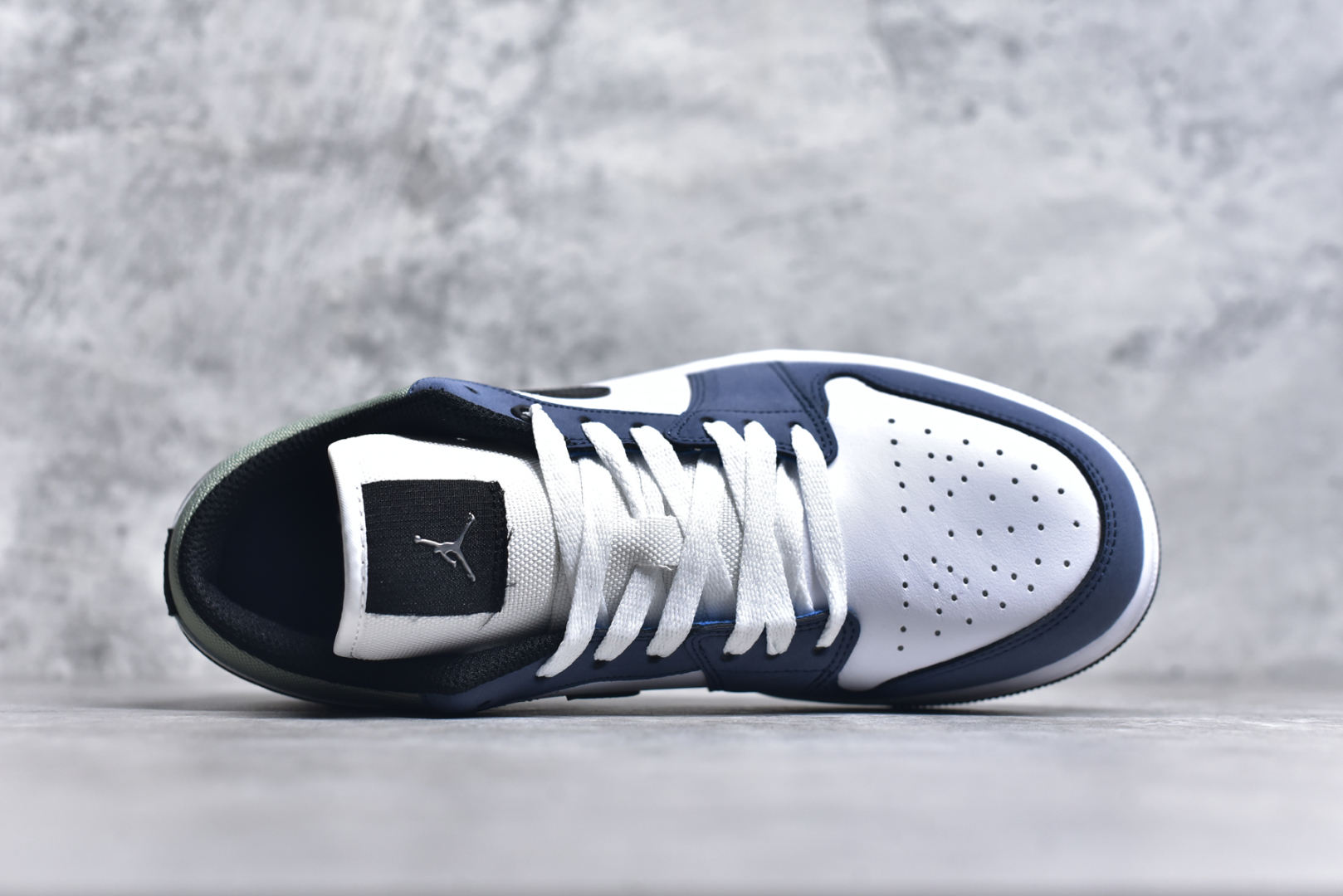 图片[4]-#K版 Air Jordan AJ1 Low 低帮 蓝白棕 HV5973-101 全新流水线出品 DT版本唯一平替选择 市场第二梯队最强版 全部原鞋开发 原楦原纸板开发 全鞋电脑针车 原厂内置全掌气垫 原盒内在原标 唯一Zp原版鞋带绑法 免检产品 全新2022版型 全头层皮料 完美零毛边处理 原厂配置全掌气垫 价格定位良心 几十个配色陆续出货 实拍调校N版已经零色差零失真 百分百还原实物色彩所见即所得 不存在货不对板色差等低级问题 选购参考实物拍摄 不混卖不参货 只用心做好货严格选品 承诺混一赔十 尺码：36 36.5 37.5 38 38.5 39 40 40.5 41 42 42.5 43 44 44.5 45-选品中心