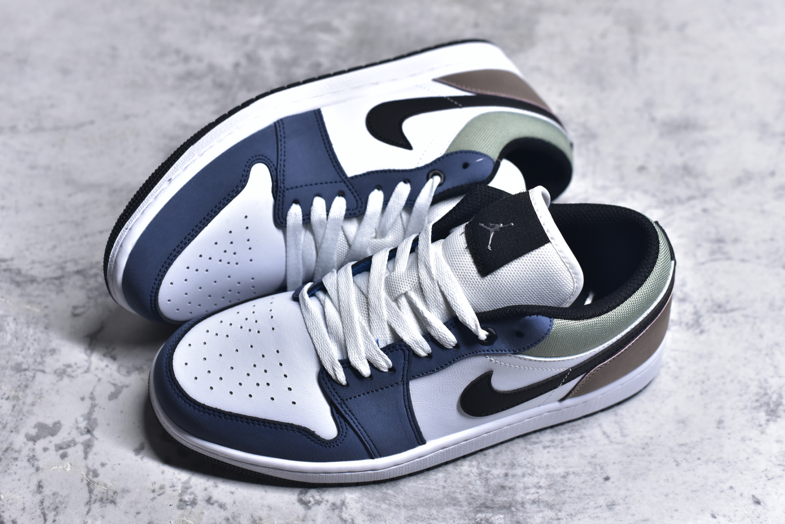 图片[7]-#K版 Air Jordan AJ1 Low 低帮 蓝白棕 HV5973-101 全新流水线出品 DT版本唯一平替选择 市场第二梯队最强版 全部原鞋开发 原楦原纸板开发 全鞋电脑针车 原厂内置全掌气垫 原盒内在原标 唯一Zp原版鞋带绑法 免检产品 全新2022版型 全头层皮料 完美零毛边处理 原厂配置全掌气垫 价格定位良心 几十个配色陆续出货 实拍调校N版已经零色差零失真 百分百还原实物色彩所见即所得 不存在货不对板色差等低级问题 选购参考实物拍摄 不混卖不参货 只用心做好货严格选品 承诺混一赔十 尺码：36 36.5 37.5 38 38.5 39 40 40.5 41 42 42.5 43 44 44.5 45-选品中心