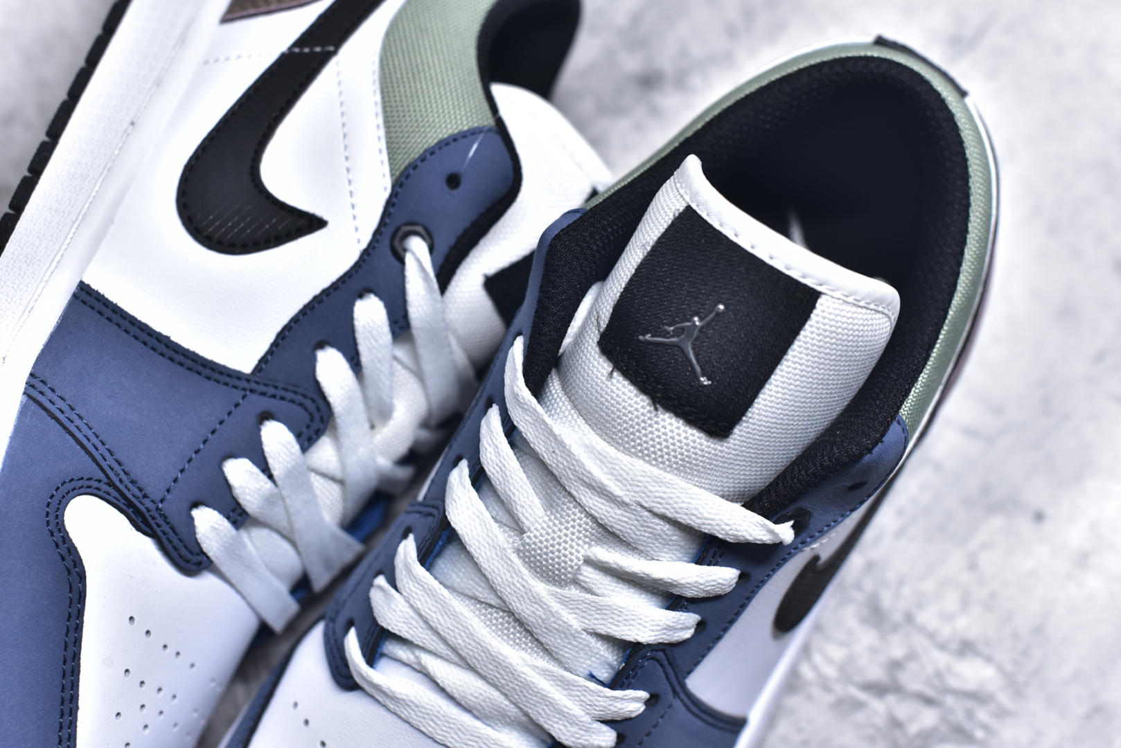 图片[9]-#K版 Air Jordan AJ1 Low 低帮 蓝白棕 HV5973-101 全新流水线出品 DT版本唯一平替选择 市场第二梯队最强版 全部原鞋开发 原楦原纸板开发 全鞋电脑针车 原厂内置全掌气垫 原盒内在原标 唯一Zp原版鞋带绑法 免检产品 全新2022版型 全头层皮料 完美零毛边处理 原厂配置全掌气垫 价格定位良心 几十个配色陆续出货 实拍调校N版已经零色差零失真 百分百还原实物色彩所见即所得 不存在货不对板色差等低级问题 选购参考实物拍摄 不混卖不参货 只用心做好货严格选品 承诺混一赔十 尺码：36 36.5 37.5 38 38.5 39 40 40.5 41 42 42.5 43 44 44.5 45-选品中心