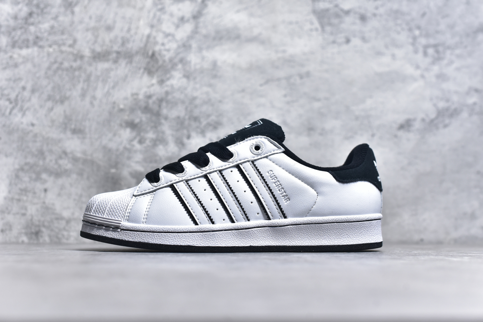 #AD Originals Superstar 经典复古贝壳头板鞋 JH5469 诞生于1969年 是第一双将全皮面鞋 身与橡胶鞋头结合在一起的低帮篮球鞋 Superstar最开始 是作为高帮篮球鞋Pro Model的低帮版本而出现的 但因为其独特和醒目的橡胶鞋头造型而让大家熟知 被大家形象地称为\”shelltoe\”贝壳头 在70年代的美国职业篮球场上 接近3/4的NBA球员都将这双Superstar作为场上用鞋 80年代之后 经过不断的改良和发展 Superstar逐渐成为横跨时装、音乐、街头文化、休闲和运动等各大领域的时尚潮鞋 尺码：36 36.5 37 38 38.5 39 40 40.5 41 42 42.5 43 44 44.5 45-选品中心