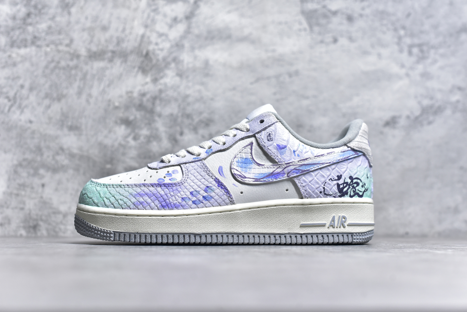 #Nk Air Force 1\’07 Low \”Viper\” CNY蛇年限定 灵蛇起航 礼盒版 空军一号低帮休闲运动板鞋 DX2678-666 #展望灵蛇之年，前方是无限可能的崭新征程。在学习的赛道上，我们要以灵蛇的敏锐，洞察知识的奥秘，像它蜕皮成长那般，勇敢突破舒适区，不断提升自我。工作中，凭借灵蛇的灵活，巧妙应对各种挑战，在创新的浪潮里勇立潮头，追逐更高的职业理想 尺码：36 36.5 37.5 38 38.5 39 40 40.5 41 42 42.5 43 44 44.5 45 9.D4-选品中心