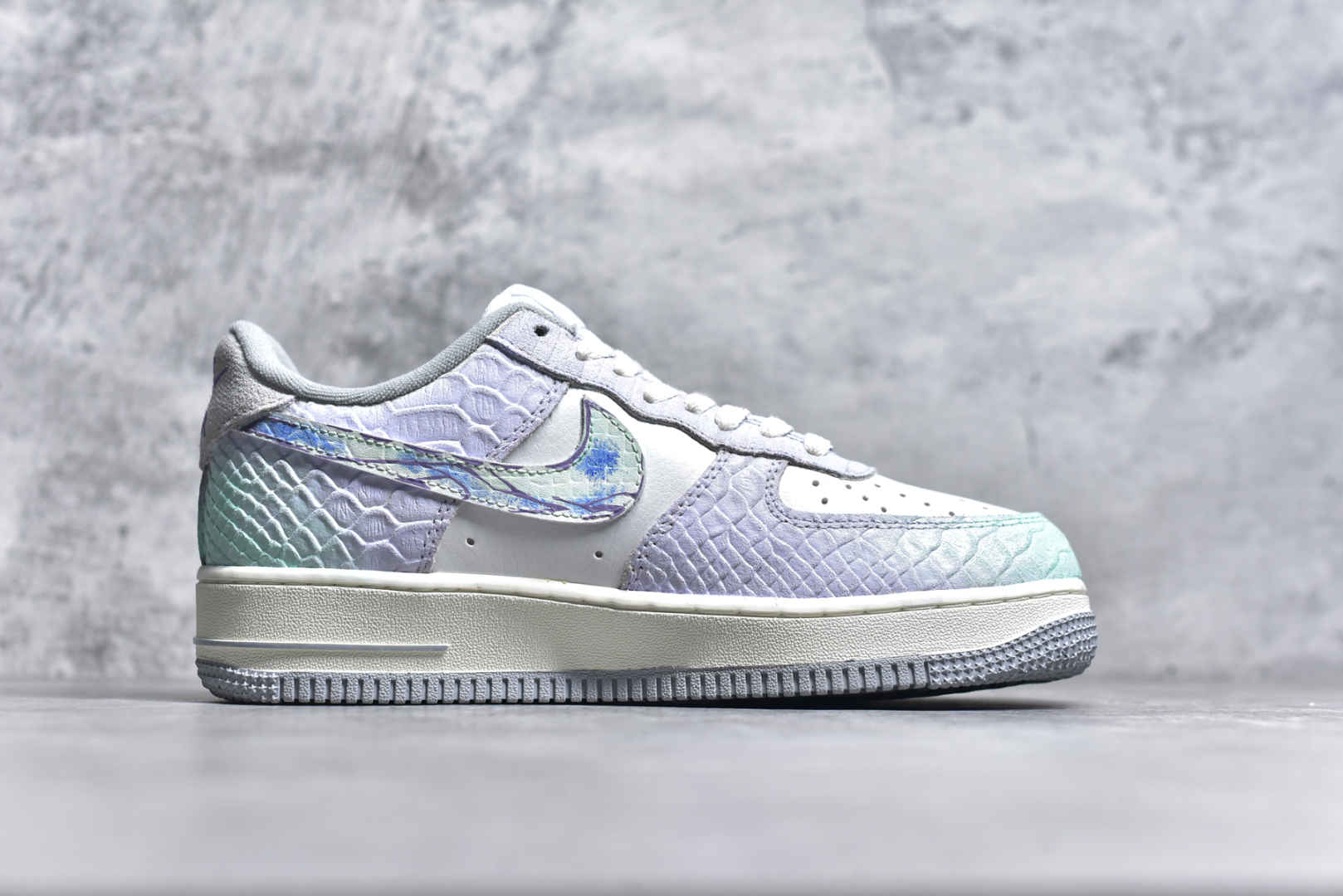 图片[3]-#Nk Air Force 1\’07 Low \”Viper\” CNY蛇年限定 灵蛇起航 礼盒版 空军一号低帮休闲运动板鞋 DX2678-666 #展望灵蛇之年，前方是无限可能的崭新征程。在学习的赛道上，我们要以灵蛇的敏锐，洞察知识的奥秘，像它蜕皮成长那般，勇敢突破舒适区，不断提升自我。工作中，凭借灵蛇的灵活，巧妙应对各种挑战，在创新的浪潮里勇立潮头，追逐更高的职业理想 尺码：36 36.5 37.5 38 38.5 39 40 40.5 41 42 42.5 43 44 44.5 45 9.D4-选品中心