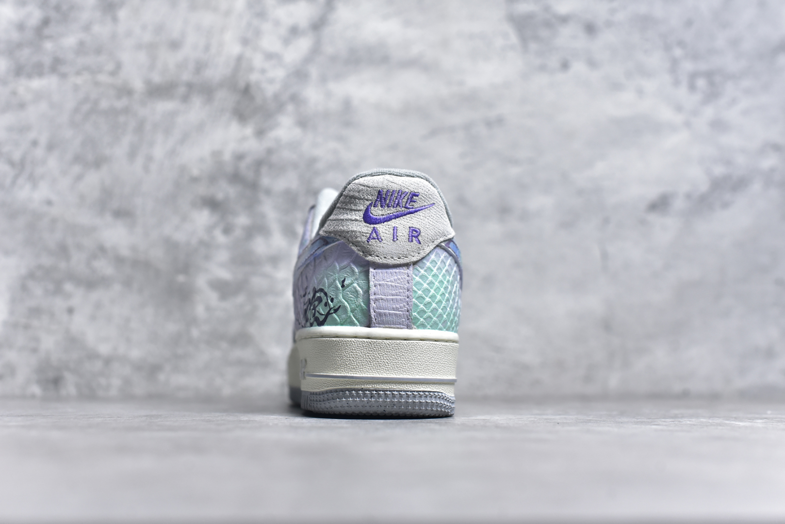 图片[5]-#Nk Air Force 1\’07 Low \”Viper\” CNY蛇年限定 灵蛇起航 礼盒版 空军一号低帮休闲运动板鞋 DX2678-666 #展望灵蛇之年，前方是无限可能的崭新征程。在学习的赛道上，我们要以灵蛇的敏锐，洞察知识的奥秘，像它蜕皮成长那般，勇敢突破舒适区，不断提升自我。工作中，凭借灵蛇的灵活，巧妙应对各种挑战，在创新的浪潮里勇立潮头，追逐更高的职业理想 尺码：36 36.5 37.5 38 38.5 39 40 40.5 41 42 42.5 43 44 44.5 45 9.D4-选品中心