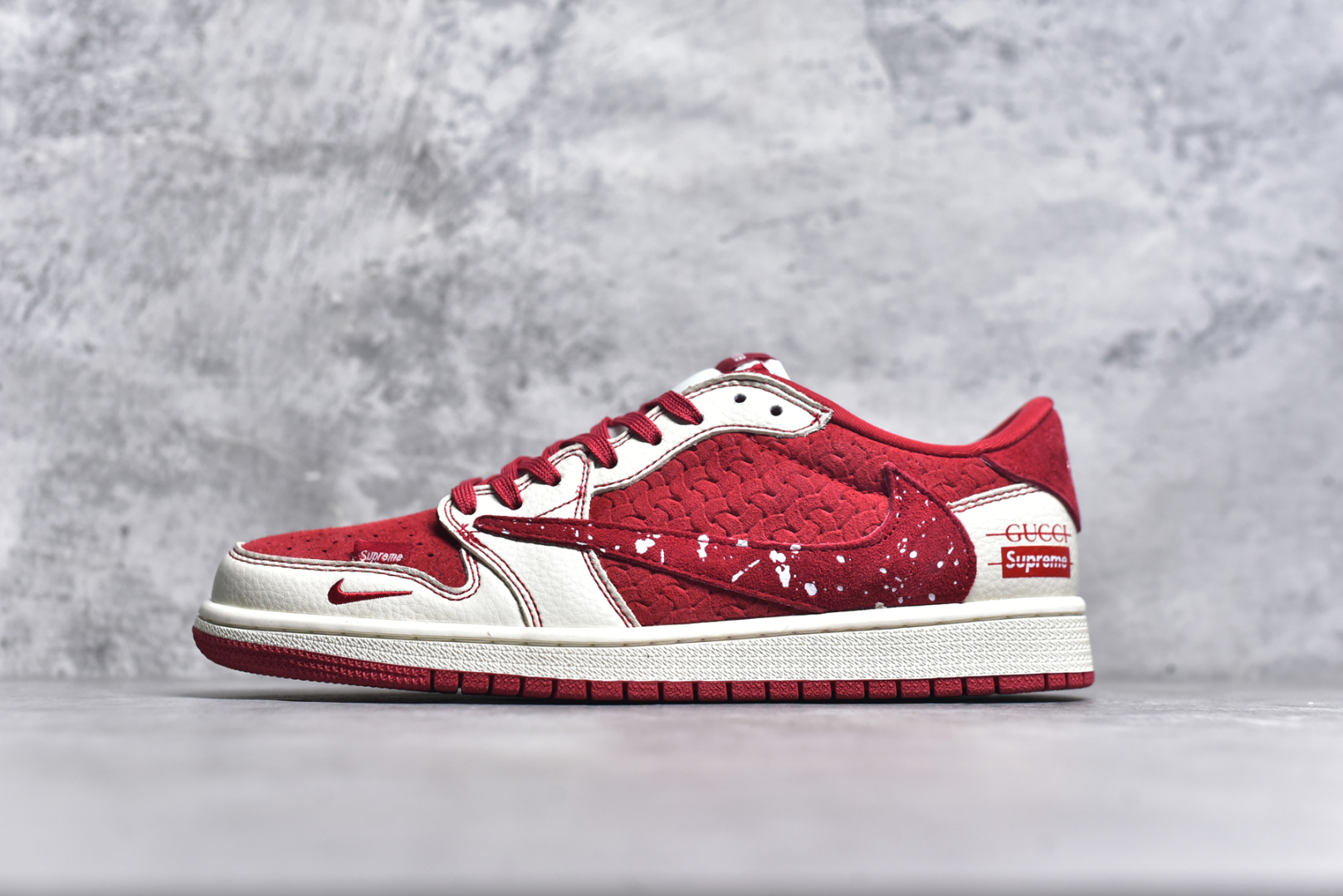 #Travis Scott x Fragment Design x Air Jordan 1 Low OG SP AJ1 乔1联名款 编织中国红 低帮文化休闲板鞋 XS2024-040 #多方联名合作融合了Travis Scott 独特的音乐风格，藤原浩个性的设计风格以及Jordan品牌的经典元素 使其成为一双具有独特身份和价值的鞋子 清新而立体的外观加上联名标识更突出了其独特身份 这种配色方案显示出活力和时尚感 在视觉上引人注目 鞋身的质感和细腻的细节处理使其显得高端而格调十足 这款“倒钩”联名是设计与创意完美结合 融合多方的个性风格是一款备受瞩目的潮流鞋款 尺码：36 36.5 37.5 38 38.5 39 40 40.5 41 42 42.5 43 44 44.5 45 9.E5-选品中心