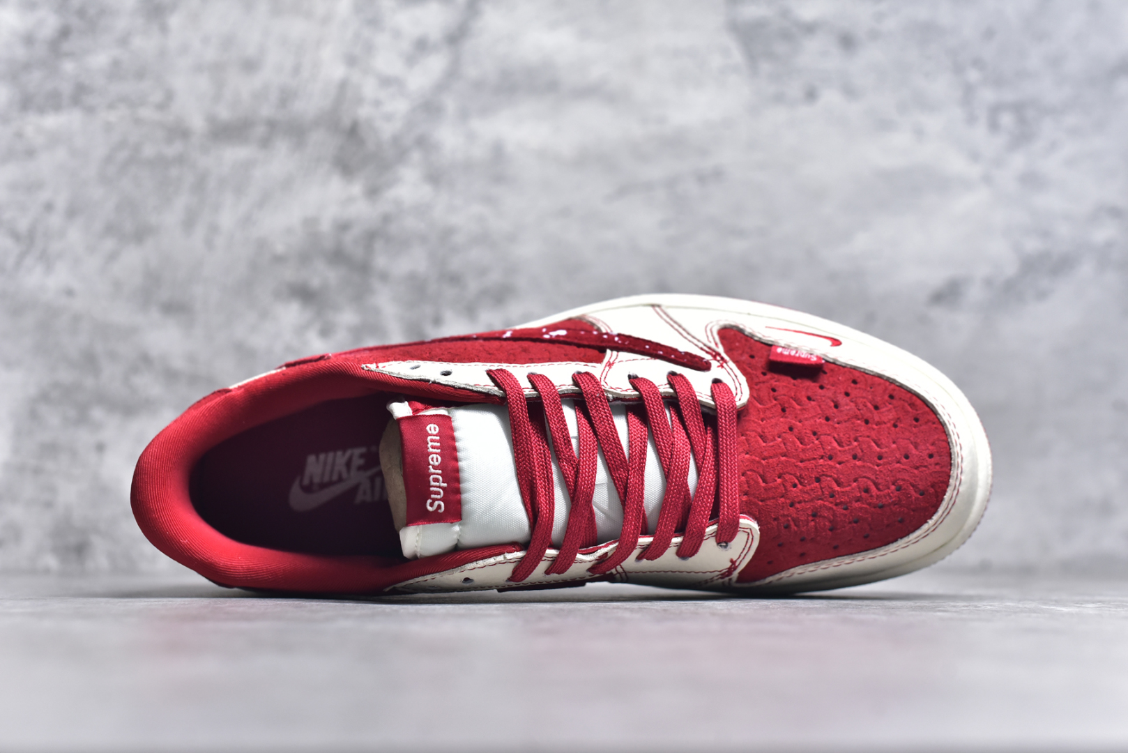 图片[4]-#Travis Scott x Fragment Design x Air Jordan 1 Low OG SP AJ1 乔1联名款 编织中国红 低帮文化休闲板鞋 XS2024-040 #多方联名合作融合了Travis Scott 独特的音乐风格，藤原浩个性的设计风格以及Jordan品牌的经典元素 使其成为一双具有独特身份和价值的鞋子 清新而立体的外观加上联名标识更突出了其独特身份 这种配色方案显示出活力和时尚感 在视觉上引人注目 鞋身的质感和细腻的细节处理使其显得高端而格调十足 这款“倒钩”联名是设计与创意完美结合 融合多方的个性风格是一款备受瞩目的潮流鞋款 尺码：36 36.5 37.5 38 38.5 39 40 40.5 41 42 42.5 43 44 44.5 45 9.E5-选品中心