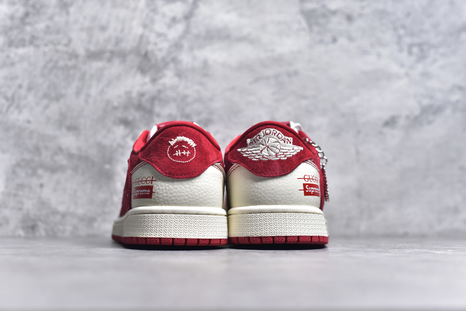 图片[5]-#Travis Scott x Fragment Design x Air Jordan 1 Low OG SP AJ1 乔1联名款 编织中国红 低帮文化休闲板鞋 XS2024-040 #多方联名合作融合了Travis Scott 独特的音乐风格，藤原浩个性的设计风格以及Jordan品牌的经典元素 使其成为一双具有独特身份和价值的鞋子 清新而立体的外观加上联名标识更突出了其独特身份 这种配色方案显示出活力和时尚感 在视觉上引人注目 鞋身的质感和细腻的细节处理使其显得高端而格调十足 这款“倒钩”联名是设计与创意完美结合 融合多方的个性风格是一款备受瞩目的潮流鞋款 尺码：36 36.5 37.5 38 38.5 39 40 40.5 41 42 42.5 43 44 44.5 45 9.E5-选品中心