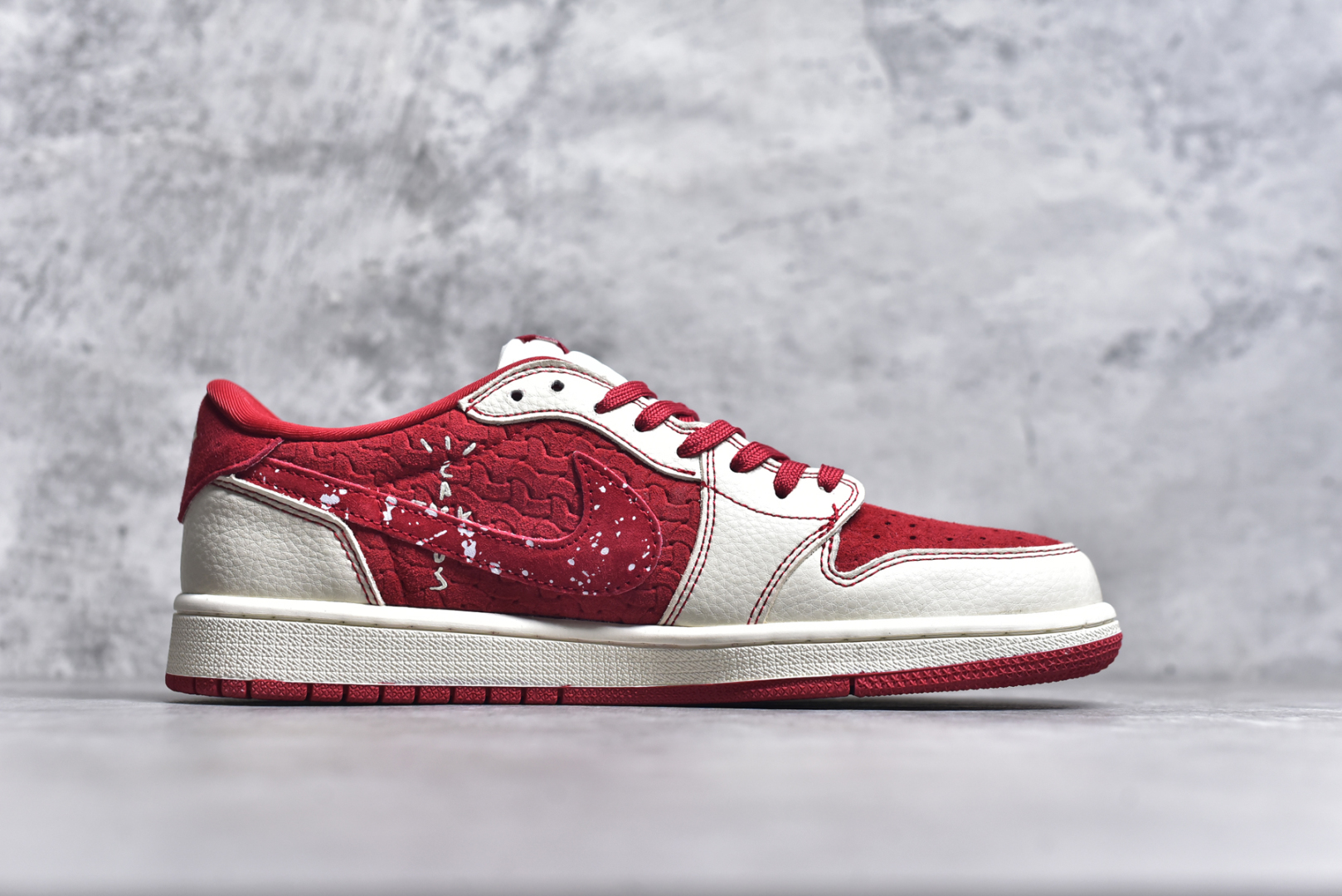 图片[3]-#Travis Scott x Fragment Design x Air Jordan 1 Low OG SP AJ1 乔1联名款 编织中国红 低帮文化休闲板鞋 XS2024-040 #多方联名合作融合了Travis Scott 独特的音乐风格，藤原浩个性的设计风格以及Jordan品牌的经典元素 使其成为一双具有独特身份和价值的鞋子 清新而立体的外观加上联名标识更突出了其独特身份 这种配色方案显示出活力和时尚感 在视觉上引人注目 鞋身的质感和细腻的细节处理使其显得高端而格调十足 这款“倒钩”联名是设计与创意完美结合 融合多方的个性风格是一款备受瞩目的潮流鞋款 尺码：36 36.5 37.5 38 38.5 39 40 40.5 41 42 42.5 43 44 44.5 45 9.E5-选品中心