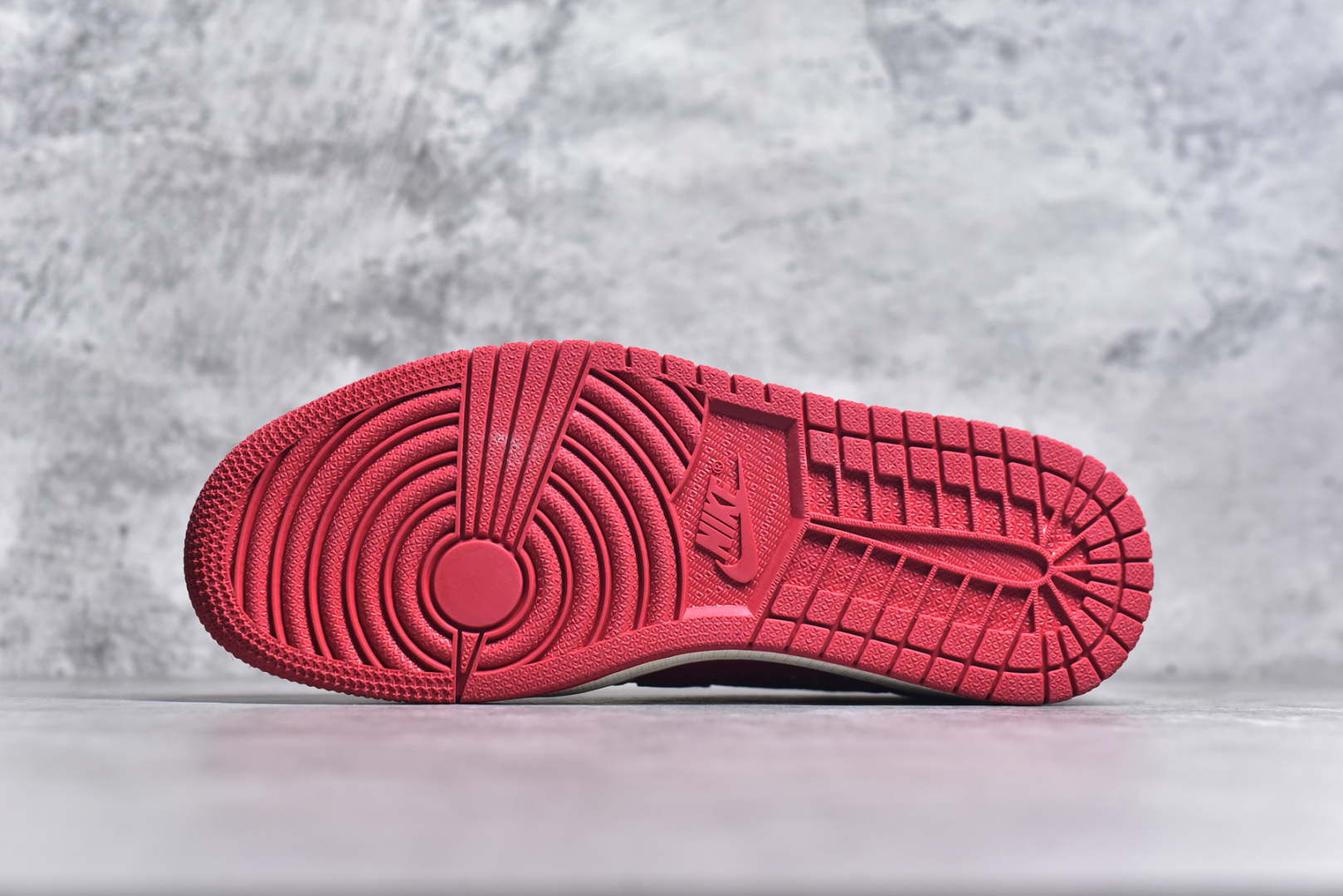 图片[6]-#Travis Scott x Fragment Design x Air Jordan 1 Low OG SP AJ1 乔1联名款 编织中国红 低帮文化休闲板鞋 XS2024-040 #多方联名合作融合了Travis Scott 独特的音乐风格，藤原浩个性的设计风格以及Jordan品牌的经典元素 使其成为一双具有独特身份和价值的鞋子 清新而立体的外观加上联名标识更突出了其独特身份 这种配色方案显示出活力和时尚感 在视觉上引人注目 鞋身的质感和细腻的细节处理使其显得高端而格调十足 这款“倒钩”联名是设计与创意完美结合 融合多方的个性风格是一款备受瞩目的潮流鞋款 尺码：36 36.5 37.5 38 38.5 39 40 40.5 41 42 42.5 43 44 44.5 45 9.E5-选品中心