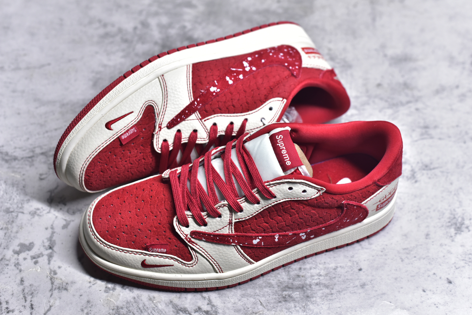 图片[7]-#Travis Scott x Fragment Design x Air Jordan 1 Low OG SP AJ1 乔1联名款 编织中国红 低帮文化休闲板鞋 XS2024-040 #多方联名合作融合了Travis Scott 独特的音乐风格，藤原浩个性的设计风格以及Jordan品牌的经典元素 使其成为一双具有独特身份和价值的鞋子 清新而立体的外观加上联名标识更突出了其独特身份 这种配色方案显示出活力和时尚感 在视觉上引人注目 鞋身的质感和细腻的细节处理使其显得高端而格调十足 这款“倒钩”联名是设计与创意完美结合 融合多方的个性风格是一款备受瞩目的潮流鞋款 尺码：36 36.5 37.5 38 38.5 39 40 40.5 41 42 42.5 43 44 44.5 45 9.E5-选品中心
