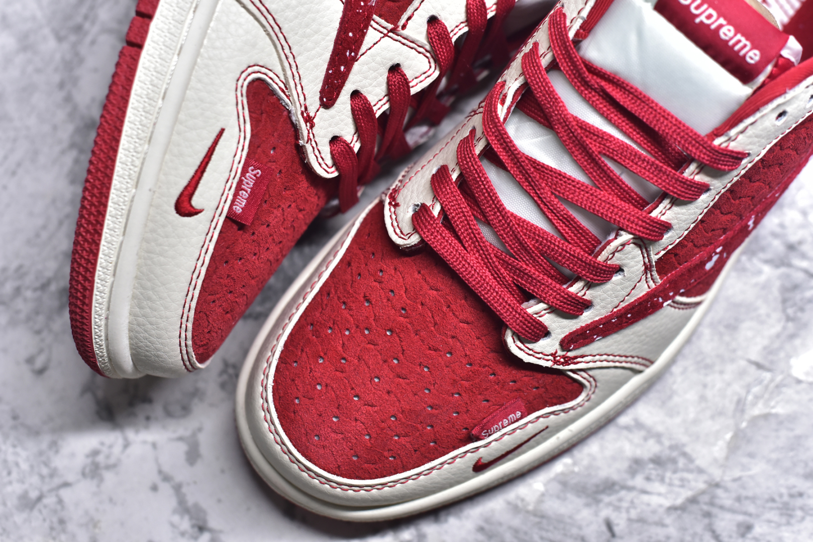图片[8]-#Travis Scott x Fragment Design x Air Jordan 1 Low OG SP AJ1 乔1联名款 编织中国红 低帮文化休闲板鞋 XS2024-040 #多方联名合作融合了Travis Scott 独特的音乐风格，藤原浩个性的设计风格以及Jordan品牌的经典元素 使其成为一双具有独特身份和价值的鞋子 清新而立体的外观加上联名标识更突出了其独特身份 这种配色方案显示出活力和时尚感 在视觉上引人注目 鞋身的质感和细腻的细节处理使其显得高端而格调十足 这款“倒钩”联名是设计与创意完美结合 融合多方的个性风格是一款备受瞩目的潮流鞋款 尺码：36 36.5 37.5 38 38.5 39 40 40.5 41 42 42.5 43 44 44.5 45 9.E5-选品中心