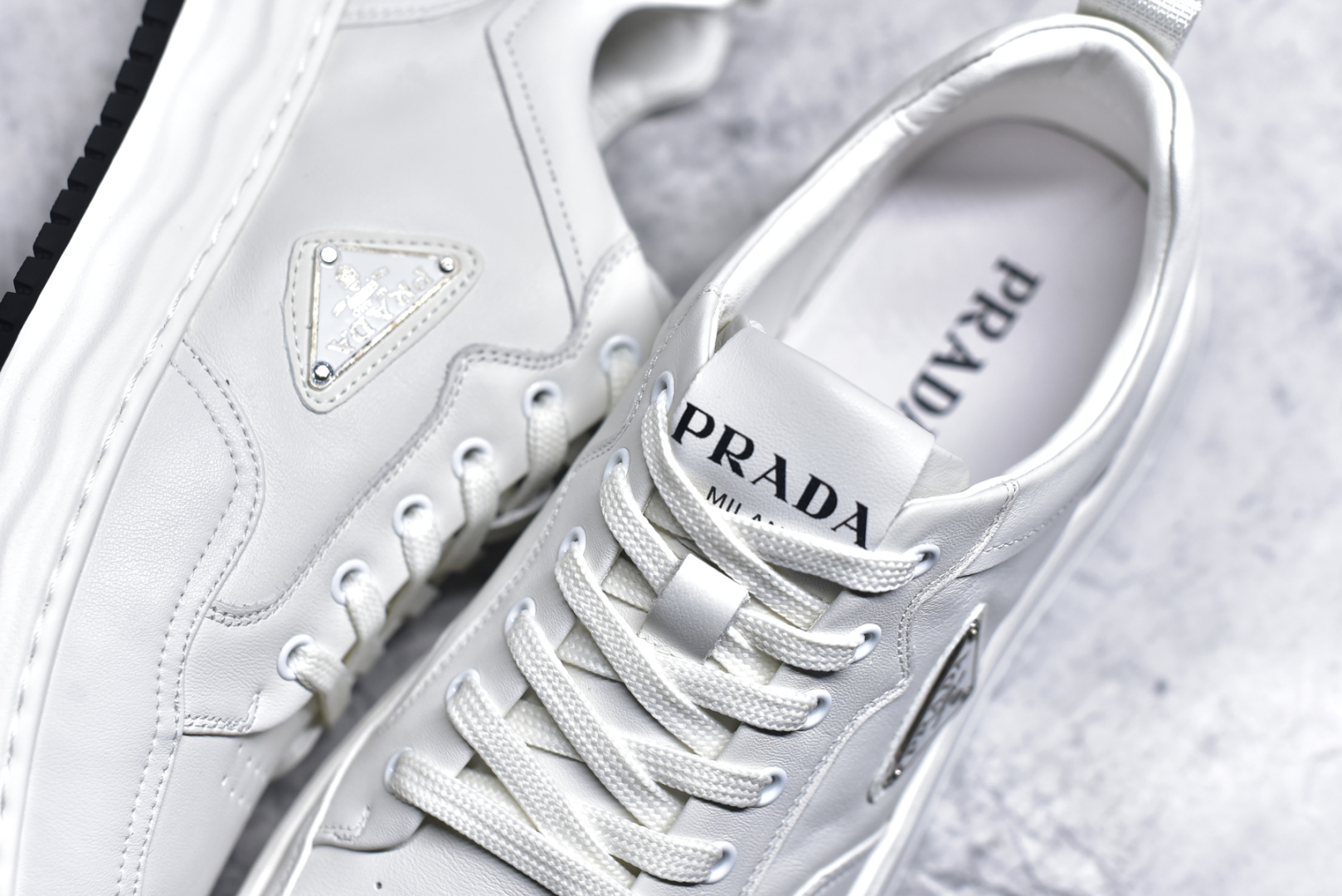 图片[9]-#PRADA普拉达 厚底徽标 低帮休闲运动板鞋 广东大厂品质 专柜同步 大气个性更潮更抢眼更追求档次，它将颠覆旧念，与您共度时尚潮人必备! 面料采用原版进口小牛皮 牛皮内里垫脚 橡胶发泡大底 轻便防滑耐磨 脚感舒适 款式耐看做工精细 配以简洁利落的鞋楦 彰显男人的果敢和硬朗 尺码：38 39 40 41 42 43 44 （偏大一码）-选品中心