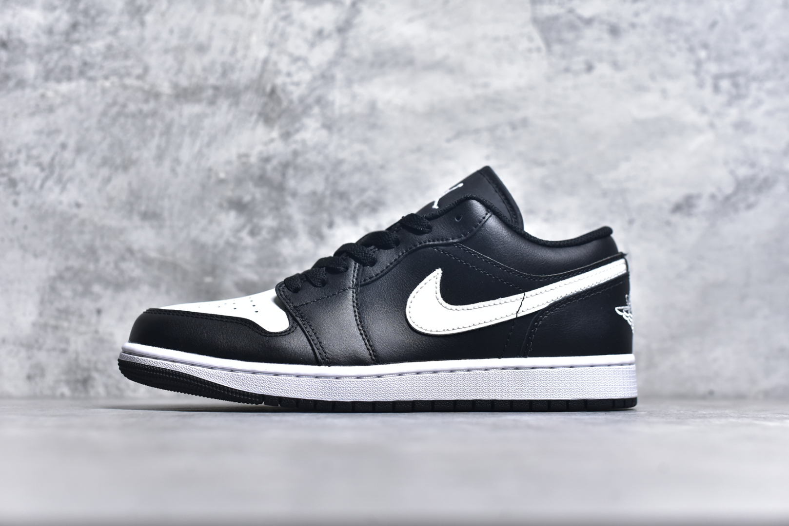＃DT纯原 Air Jordan AJ1 Low 低帮 黑白 553558-043 终端优势供应 市面中低帮最具代表性版本没有之一 口碑大厂出品 品控大底版型不断改良更新 全套原纸板楦头开发 确保原汁原味 完美呈现版型 完美零毛边处理 原厂内置全掌气垫 价格定位良心 平台专用代工流水线出品 一眼公司既视感 拿到手的一瞬间就与众不同 碾压市面所有版本 全部原鞋开发 每一个配色都会采购原鞋确认细节 打破市面看图做货无好货之说 尺码：35.5 36 36.5 37.5 38 38.5 39 40 40.5 41 42 42.5 43 44 44.5 45 46-选品中心