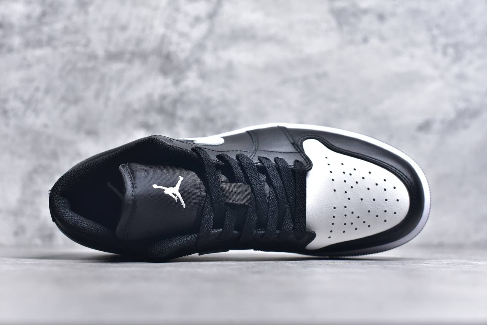 图片[4]-＃DT纯原 Air Jordan AJ1 Low 低帮 黑白 553558-043 终端优势供应 市面中低帮最具代表性版本没有之一 口碑大厂出品 品控大底版型不断改良更新 全套原纸板楦头开发 确保原汁原味 完美呈现版型 完美零毛边处理 原厂内置全掌气垫 价格定位良心 平台专用代工流水线出品 一眼公司既视感 拿到手的一瞬间就与众不同 碾压市面所有版本 全部原鞋开发 每一个配色都会采购原鞋确认细节 打破市面看图做货无好货之说 尺码：35.5 36 36.5 37.5 38 38.5 39 40 40.5 41 42 42.5 43 44 44.5 45 46-选品中心