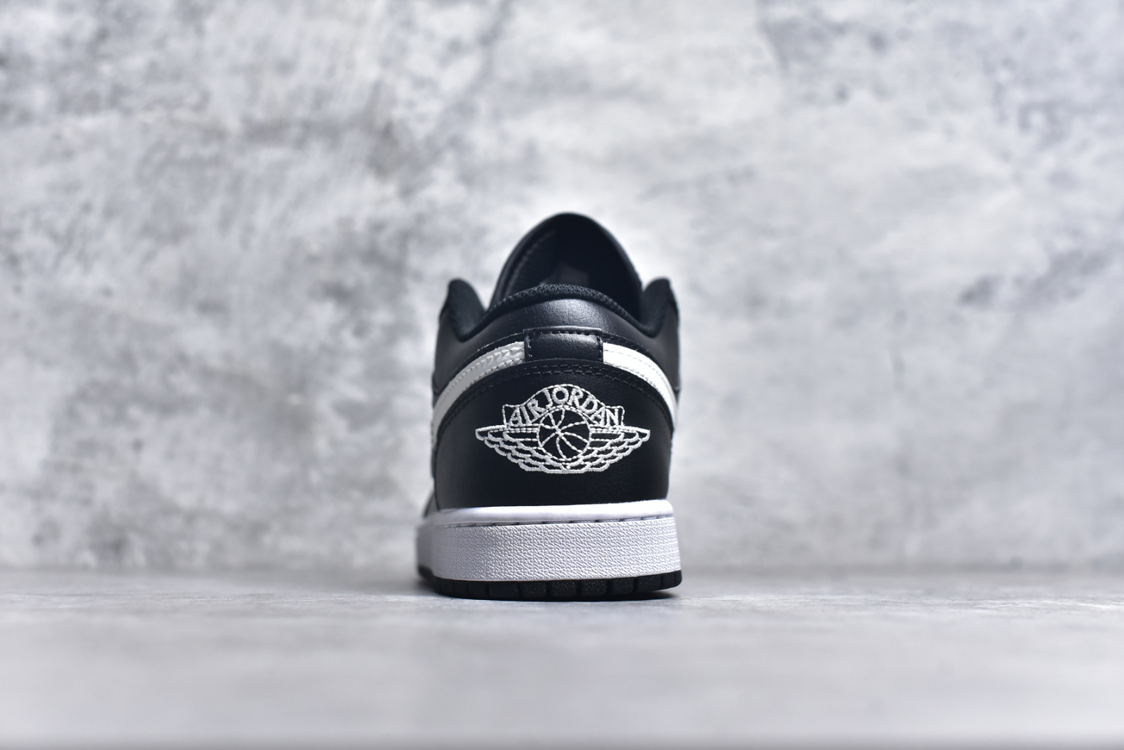 图片[5]-＃DT纯原 Air Jordan AJ1 Low 低帮 黑白 553558-043 终端优势供应 市面中低帮最具代表性版本没有之一 口碑大厂出品 品控大底版型不断改良更新 全套原纸板楦头开发 确保原汁原味 完美呈现版型 完美零毛边处理 原厂内置全掌气垫 价格定位良心 平台专用代工流水线出品 一眼公司既视感 拿到手的一瞬间就与众不同 碾压市面所有版本 全部原鞋开发 每一个配色都会采购原鞋确认细节 打破市面看图做货无好货之说 尺码：35.5 36 36.5 37.5 38 38.5 39 40 40.5 41 42 42.5 43 44 44.5 45 46-选品中心