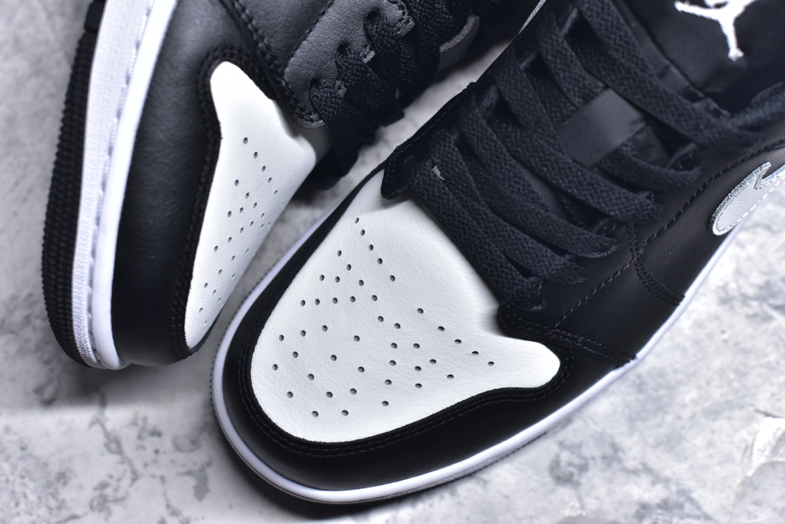 图片[8]-＃DT纯原 Air Jordan AJ1 Low 低帮 黑白 553558-043 终端优势供应 市面中低帮最具代表性版本没有之一 口碑大厂出品 品控大底版型不断改良更新 全套原纸板楦头开发 确保原汁原味 完美呈现版型 完美零毛边处理 原厂内置全掌气垫 价格定位良心 平台专用代工流水线出品 一眼公司既视感 拿到手的一瞬间就与众不同 碾压市面所有版本 全部原鞋开发 每一个配色都会采购原鞋确认细节 打破市面看图做货无好货之说 尺码：35.5 36 36.5 37.5 38 38.5 39 40 40.5 41 42 42.5 43 44 44.5 45 46-选品中心