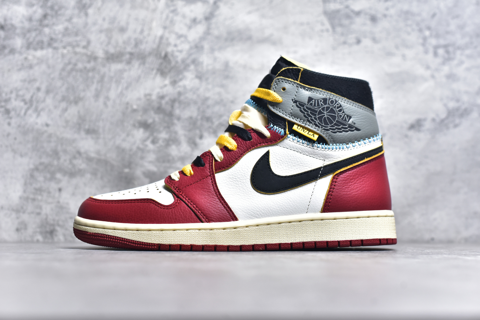 #PK纯原 Union x Air Jordan AJ1 Retro High NRG 联名四色拼接灰白红 HV8563-600 圈内最强系列 高端零售特供批次 产品品控稳定性领先行业 各方面均可对飙L版 良心定价不杀猪 SZ原厂全套原楦原纸板冲刀磨具开发 原厂皮料加持 原厂港宝加持定型后跟R度完美 同源原厂电绣 飞翼针数密度立体效果一致 百分百一致原鞋 原厂拉帮工艺 针距密度一致 后跟弧度收口自然不对折 极致一眼正品既视感 进口玻璃冲刀皮料裁剪零毛边 全鞋电脑针车工艺 品控清洁度最高QC检验标准 免检产品 原厂订购鞋盒、鞋标、防尘纸、鞋撑、鞋带 追求极致的原厂味道 尺码：36 36.5 37.5 38 38.5 39 40 40.5 41 42 42.5 43 44 44.5 45 46 47.5-选品中心