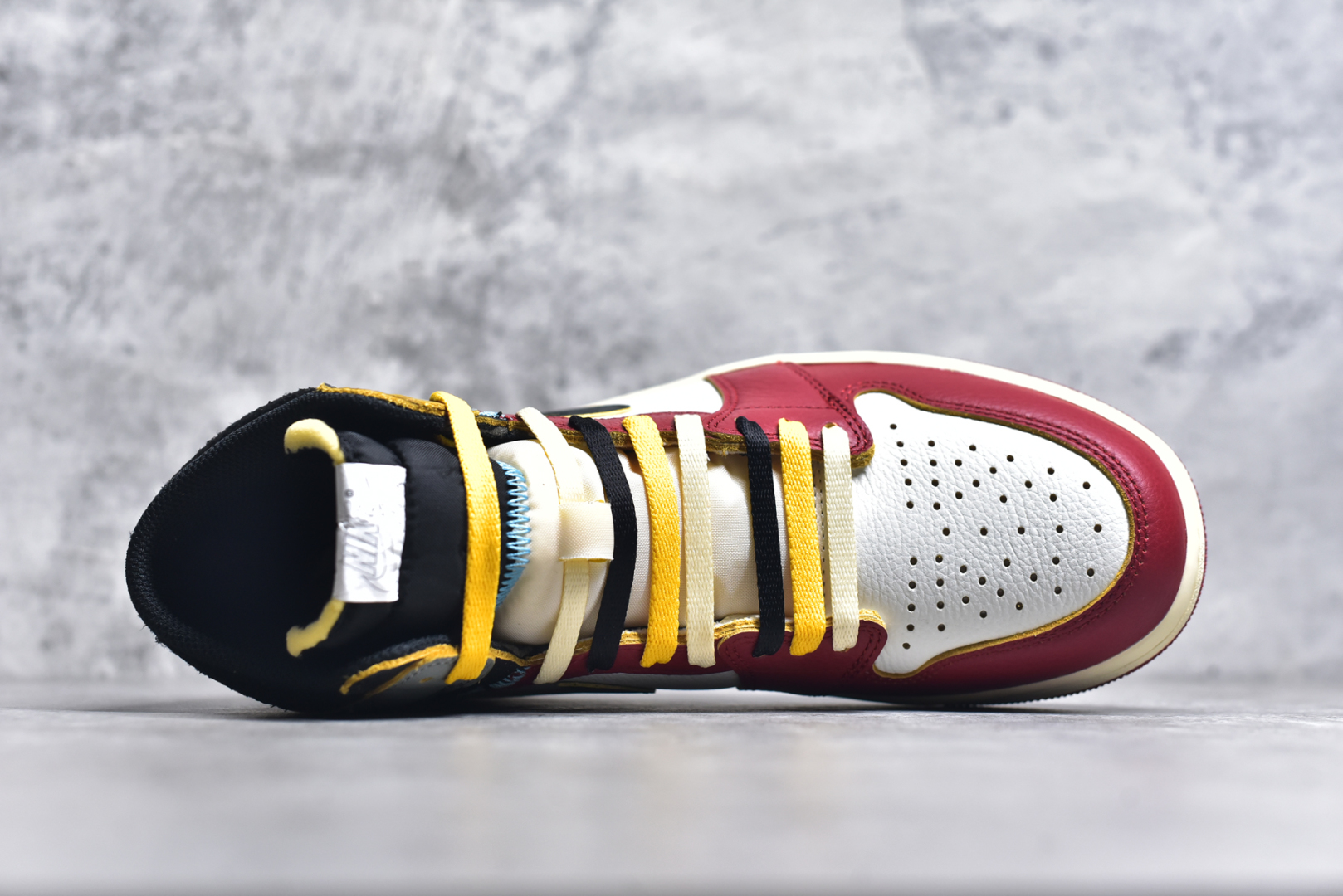 图片[4]-#PK纯原 Union x Air Jordan AJ1 Retro High NRG 联名四色拼接灰白红 HV8563-600 圈内最强系列 高端零售特供批次 产品品控稳定性领先行业 各方面均可对飙L版 良心定价不杀猪 SZ原厂全套原楦原纸板冲刀磨具开发 原厂皮料加持 原厂港宝加持定型后跟R度完美 同源原厂电绣 飞翼针数密度立体效果一致 百分百一致原鞋 原厂拉帮工艺 针距密度一致 后跟弧度收口自然不对折 极致一眼正品既视感 进口玻璃冲刀皮料裁剪零毛边 全鞋电脑针车工艺 品控清洁度最高QC检验标准 免检产品 原厂订购鞋盒、鞋标、防尘纸、鞋撑、鞋带 追求极致的原厂味道 尺码：36 36.5 37.5 38 38.5 39 40 40.5 41 42 42.5 43 44 44.5 45 46 47.5-选品中心