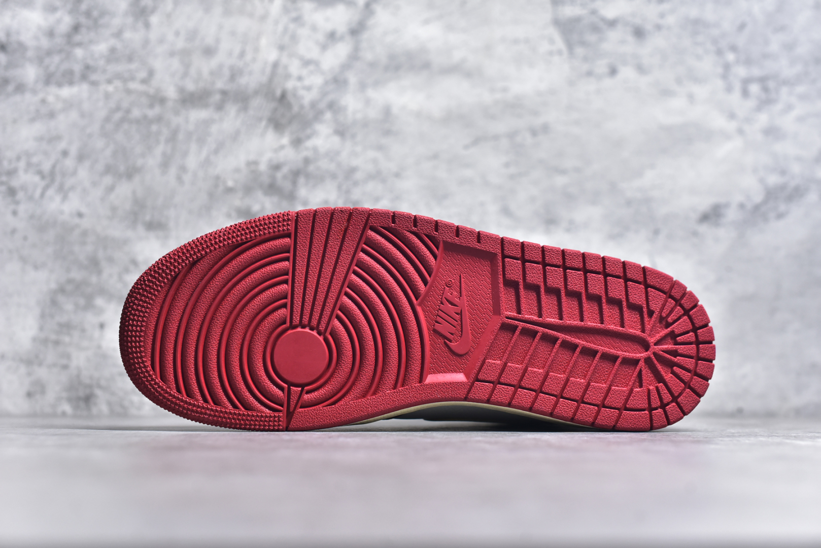 图片[6]-#PK纯原 Union x Air Jordan AJ1 Retro High NRG 联名四色拼接灰白红 HV8563-600 圈内最强系列 高端零售特供批次 产品品控稳定性领先行业 各方面均可对飙L版 良心定价不杀猪 SZ原厂全套原楦原纸板冲刀磨具开发 原厂皮料加持 原厂港宝加持定型后跟R度完美 同源原厂电绣 飞翼针数密度立体效果一致 百分百一致原鞋 原厂拉帮工艺 针距密度一致 后跟弧度收口自然不对折 极致一眼正品既视感 进口玻璃冲刀皮料裁剪零毛边 全鞋电脑针车工艺 品控清洁度最高QC检验标准 免检产品 原厂订购鞋盒、鞋标、防尘纸、鞋撑、鞋带 追求极致的原厂味道 尺码：36 36.5 37.5 38 38.5 39 40 40.5 41 42 42.5 43 44 44.5 45 46 47.5-选品中心