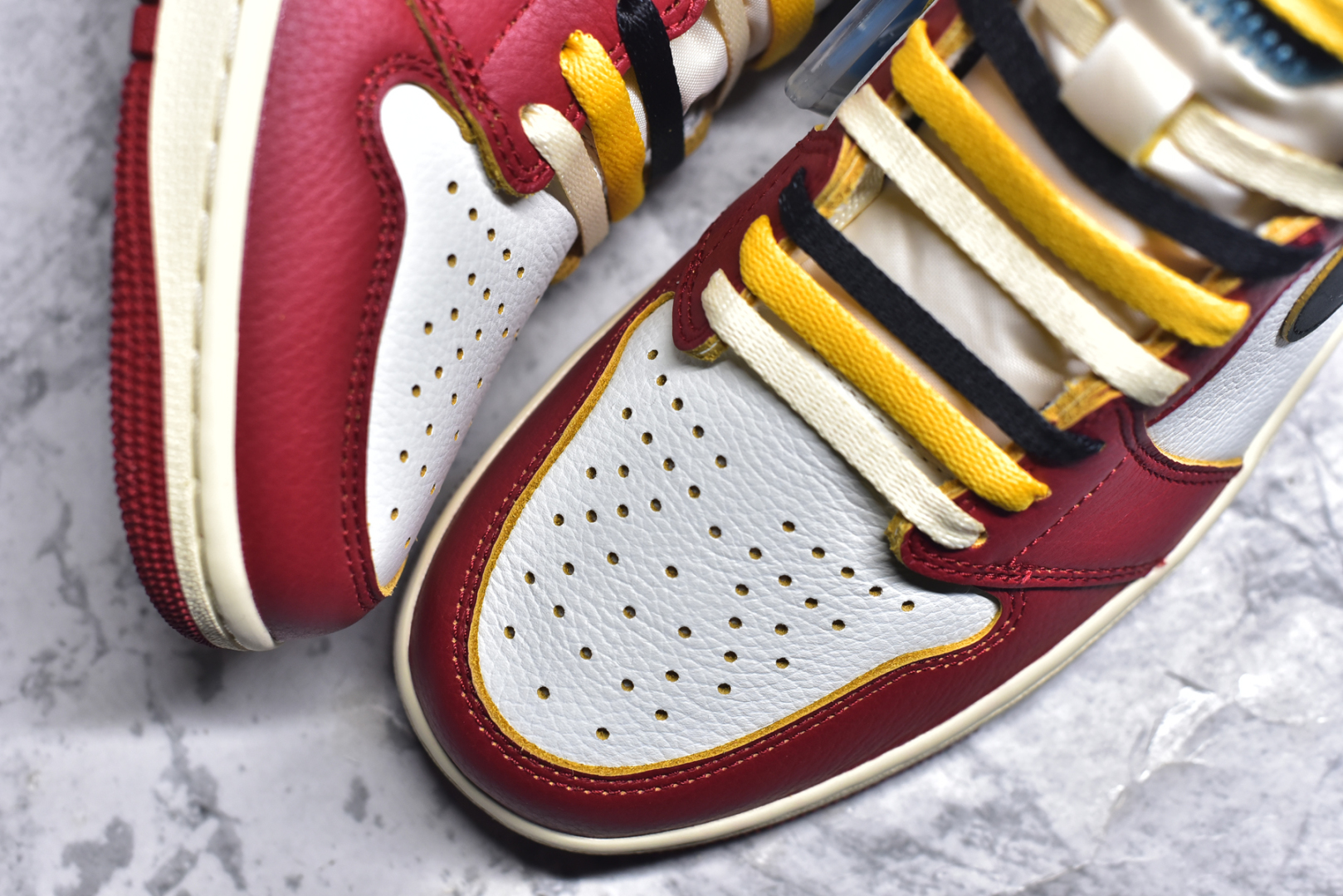 图片[8]-#PK纯原 Union x Air Jordan AJ1 Retro High NRG 联名四色拼接灰白红 HV8563-600 圈内最强系列 高端零售特供批次 产品品控稳定性领先行业 各方面均可对飙L版 良心定价不杀猪 SZ原厂全套原楦原纸板冲刀磨具开发 原厂皮料加持 原厂港宝加持定型后跟R度完美 同源原厂电绣 飞翼针数密度立体效果一致 百分百一致原鞋 原厂拉帮工艺 针距密度一致 后跟弧度收口自然不对折 极致一眼正品既视感 进口玻璃冲刀皮料裁剪零毛边 全鞋电脑针车工艺 品控清洁度最高QC检验标准 免检产品 原厂订购鞋盒、鞋标、防尘纸、鞋撑、鞋带 追求极致的原厂味道 尺码：36 36.5 37.5 38 38.5 39 40 40.5 41 42 42.5 43 44 44.5 45 46 47.5-选品中心