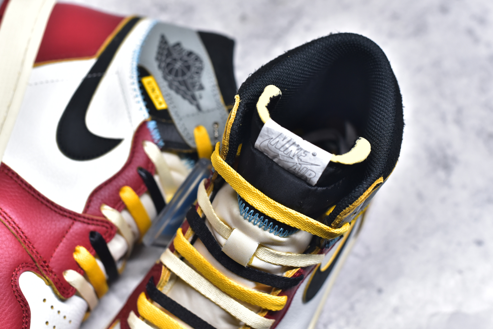 图片[9]-#PK纯原 Union x Air Jordan AJ1 Retro High NRG 联名四色拼接灰白红 HV8563-600 圈内最强系列 高端零售特供批次 产品品控稳定性领先行业 各方面均可对飙L版 良心定价不杀猪 SZ原厂全套原楦原纸板冲刀磨具开发 原厂皮料加持 原厂港宝加持定型后跟R度完美 同源原厂电绣 飞翼针数密度立体效果一致 百分百一致原鞋 原厂拉帮工艺 针距密度一致 后跟弧度收口自然不对折 极致一眼正品既视感 进口玻璃冲刀皮料裁剪零毛边 全鞋电脑针车工艺 品控清洁度最高QC检验标准 免检产品 原厂订购鞋盒、鞋标、防尘纸、鞋撑、鞋带 追求极致的原厂味道 尺码：36 36.5 37.5 38 38.5 39 40 40.5 41 42 42.5 43 44 44.5 45 46 47.5-选品中心