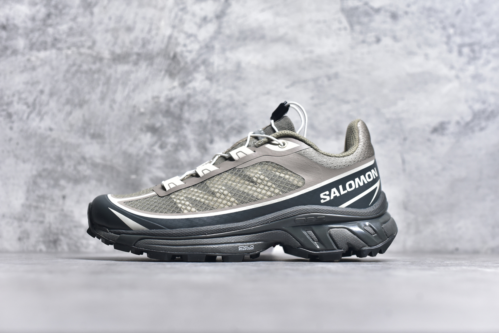 #纯原福利特价  Salomon系列. 萨洛蒙户外越野跑鞋 全套原纸板楦头开发 原厂特供网布配套加持 确保原汁原味 完美呈现版型 鞋面采用SENSIFIT贴合技术 全方位贴合包裹脚型 鞋跟部鞋底牵引设计 提供强大的抓地性能 更适应野外崎岖不平的道路 原档数据独家私模五层组合大底 男女鞋同步官方原装Ortholite轻量化鞋垫 中底布带钢印编号 原厂TPU锁扣 进口港宝加持 后跟自然饱满 还原公司包裹性 尺码：36 36.5 37.5 38 38.5 39 40 40.5 41 42 42.5 43 44 44.5 45-选品中心