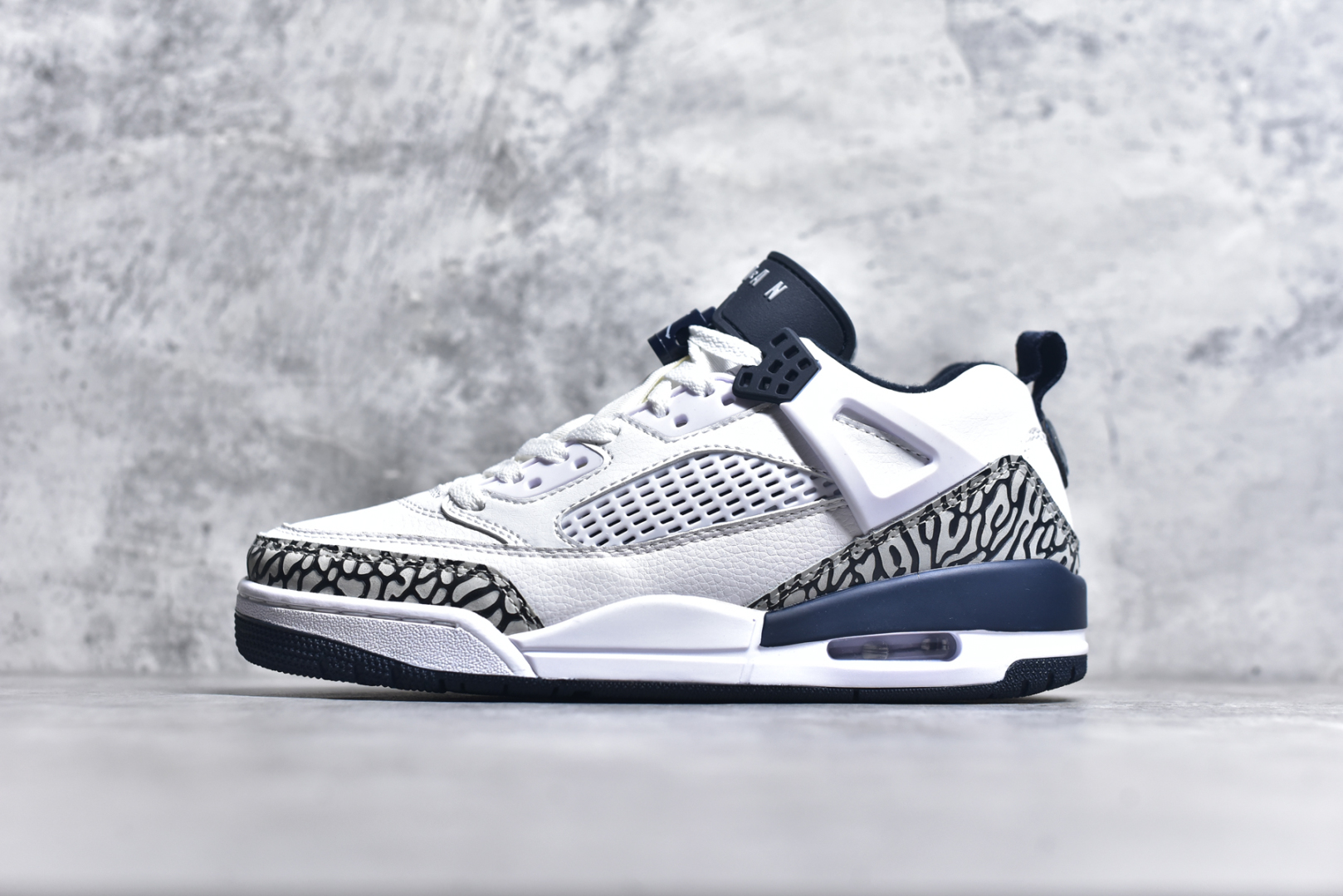 #Jordan Spizike Low AJ复古低帮篮球鞋 这款鞋子著名导演斯派克李的Jordan Spizike专属 预计于明年夏季推出全新低帮版本 将包括三款配色 经典爆裂纹非常复古 两款配色分别以大学红和黑曜石蓝进行区分 鞋身设计中依旧带有大象爆裂纹、鞋侧束带、塑胶网布等经典元素 之后 在鞋舌、内衬以及鞋底等位置缀以大学红和黑曜石蓝搭配 带来全新造型 尺码：36 36.5 37.5 38 38.5 39 40 40.5 41 42 42.5 43 44 44.5 45 46 47.5-选品中心